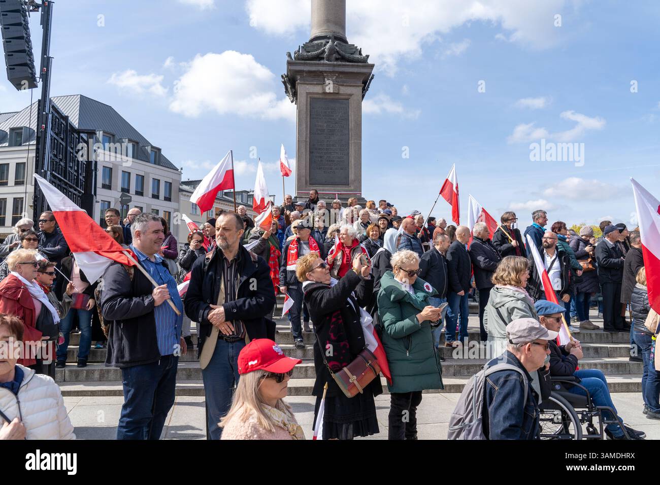 Die Anhänger schwenken polnische Nationalflaggen und schreien während der Kundgebung Slogans. In Warschau fand ein marsch zum 1000. Jahrestag des polnischen Königreichs und zum 500. Jahrestag der preußischen Hommage statt. Tausende von Teilnehmern, viele mit weißen und roten Fahnen und Bannern, gingen durch die Straßen und skandierten Slogans wie „Republik“ und „Don't Fear Tusk“. Gegen Mittag nahm Jaroslaw Kaczynski an der Veranstaltung Teil, wie zuvor angekündigt. Um 14:00 Uhr sprach Karol Nawrocki, der Präsidentschaftskandidat, der von der Partei Recht und Gerechtigkeit (PiS) unterstützt wurde, an die Menge am Castle Square, die Gehör hatte Stockfoto