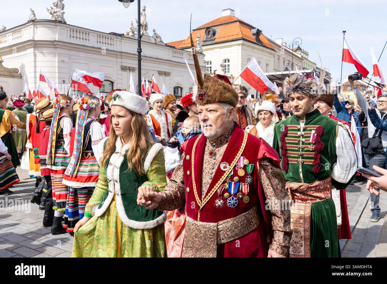 In traditioneller Tracht gekleidete Menschen führen das polonez auf, während sie am 1000. Jahrestag der ersten polnischen Königskrönung in Warschau teilnehmen. In Warschau fand ein marsch zum 1000. Jahrestag des polnischen Königreichs und zum 500. Jahrestag der preußischen Hommage statt. Tausende von Teilnehmern, viele mit weißen und roten Fahnen und Bannern, gingen durch die Straßen und skandierten Slogans wie „Republik“ und „Don't Fear Tusk“. Gegen Mittag nahm Jaroslaw Kaczynski an der Veranstaltung Teil, wie zuvor angekündigt. Um 14:00 Uhr wurde Karol Nawrocki, der Präsidentschaftskandidat, unterstützt durch das Gesetz und Stockfoto