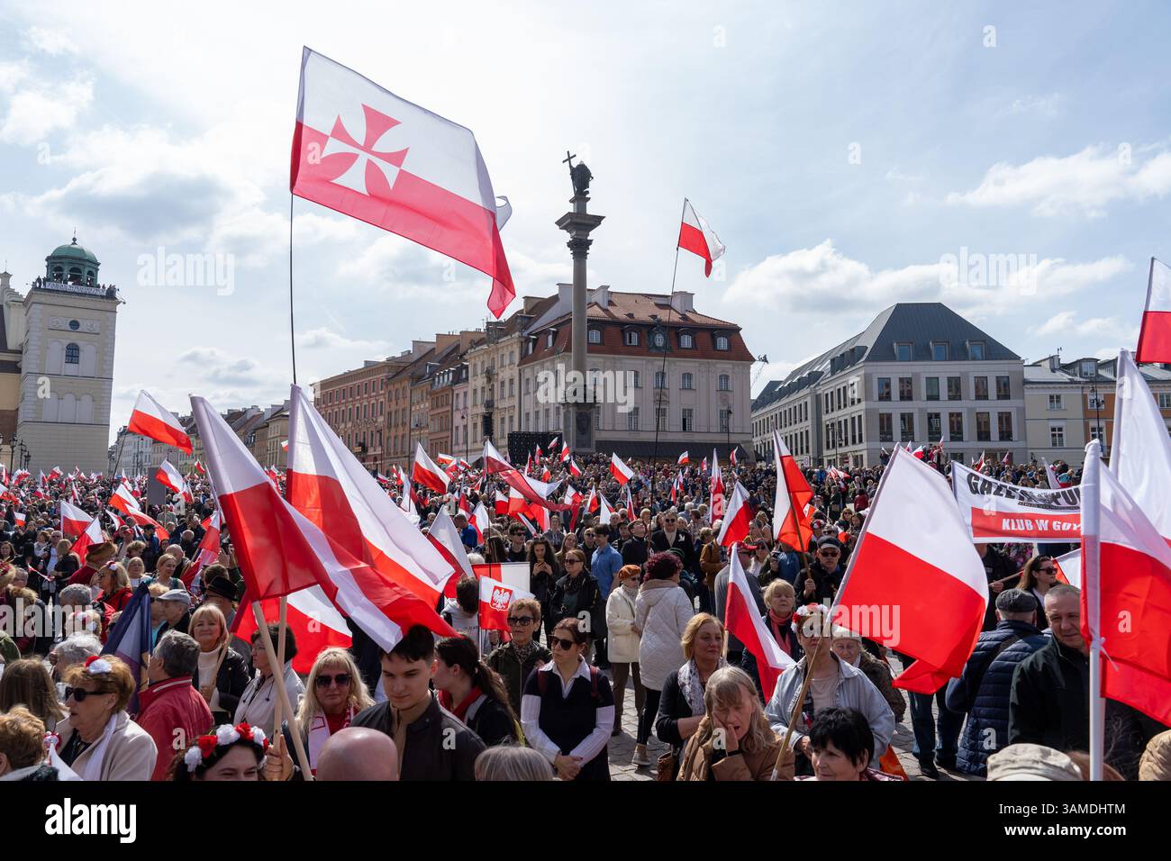 Die Anhänger schwenken polnische Nationalflaggen und schreien während der Kundgebung Slogans. In Warschau fand ein marsch zum 1000. Jahrestag des polnischen Königreichs und zum 500. Jahrestag der preußischen Hommage statt. Tausende von Teilnehmern, viele mit weißen und roten Fahnen und Bannern, gingen durch die Straßen und skandierten Slogans wie „Republik“ und „Don't Fear Tusk“. Gegen Mittag nahm Jaroslaw Kaczynski an der Veranstaltung Teil, wie zuvor angekündigt. Um 14:00 Uhr sprach Karol Nawrocki, der Präsidentschaftskandidat, der von der Partei Recht und Gerechtigkeit (PiS) unterstützt wurde, an die Menge am Castle Square, die Gehör hatte Stockfoto