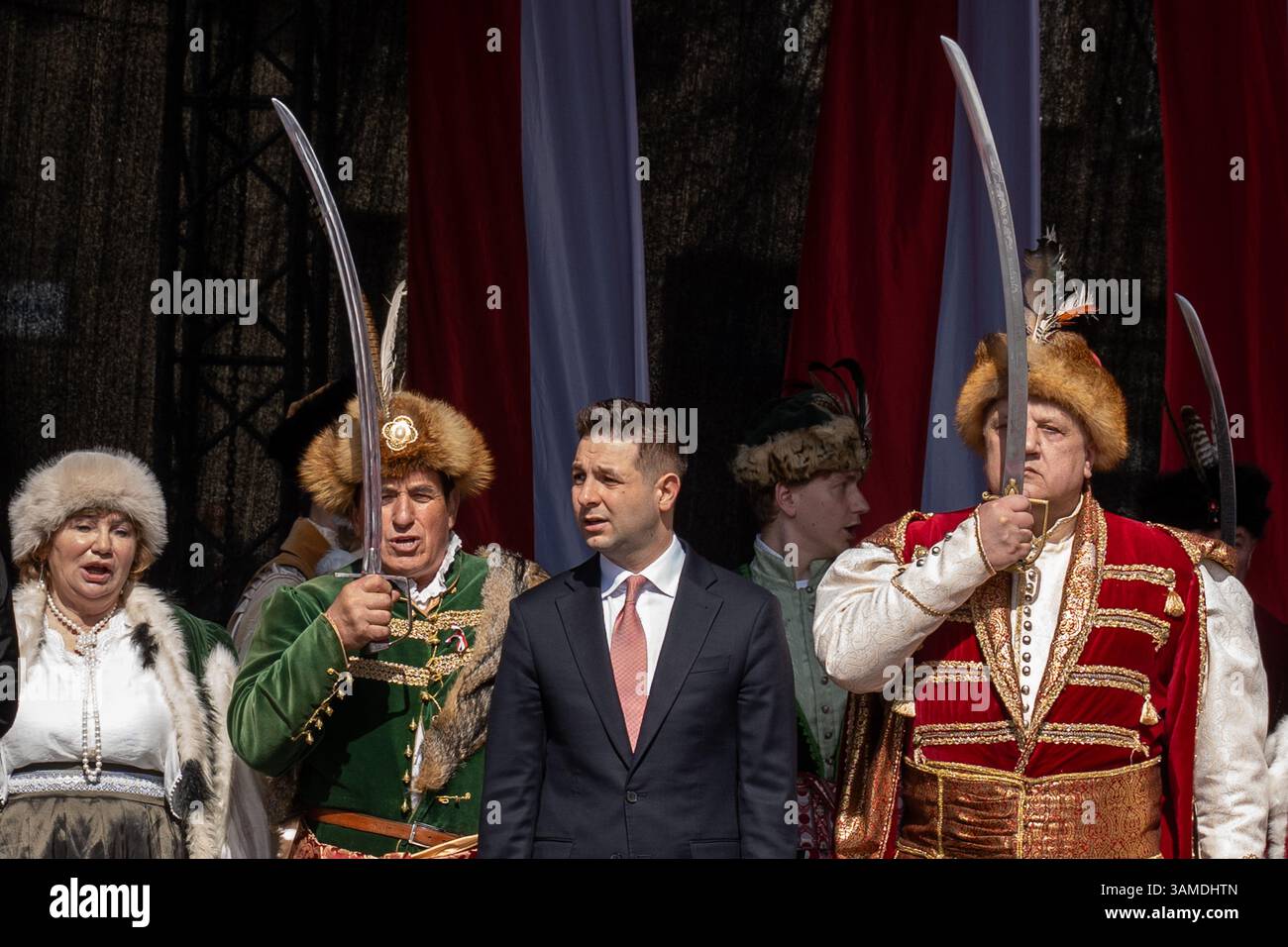 Patryk Jaki nimmt an einer Kundgebung Teil. In Warschau fand ein marsch zum 1000. Jahrestag des polnischen Königreichs und zum 500. Jahrestag der preußischen Hommage statt. Tausende von Teilnehmern, viele mit weißen und roten Fahnen und Bannern, gingen durch die Straßen und skandierten Slogans wie „Republik“ und „Don't Fear Tusk“. Gegen Mittag nahm Jaroslaw Kaczynski an der Veranstaltung Teil, wie zuvor angekündigt. Um 14:00 Uhr wandte sich Karol Nawrocki, der Präsidentschaftskandidat, unterstützt von der Partei Recht und Gerechtigkeit (PiS), an die Menge auf dem Schlossplatz, die zuvor gesungen hatte: "Das ist Polen". Stockfoto