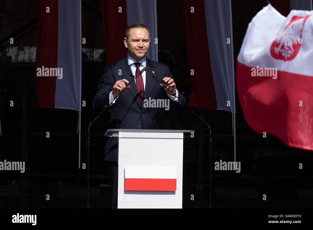 Karol Nawrocki spricht während der Kundgebung. In Warschau fand ein marsch zum 1000. Jahrestag des polnischen Königreichs und zum 500. Jahrestag der preußischen Hommage statt. Tausende von Teilnehmern, viele mit weißen und roten Fahnen und Bannern, gingen durch die Straßen und skandierten Slogans wie „Republik“ und „Don't Fear Tusk“. Gegen Mittag nahm Jaroslaw Kaczynski an der Veranstaltung Teil, wie zuvor angekündigt. Um 14:00 Uhr wandte sich Karol Nawrocki, der Präsidentschaftskandidat, unterstützt von der Partei Recht und Gerechtigkeit (PiS), an die Menge auf dem Schlossplatz, die zuvor gesungen hatte: "Das ist Polen". Accord Stockfoto