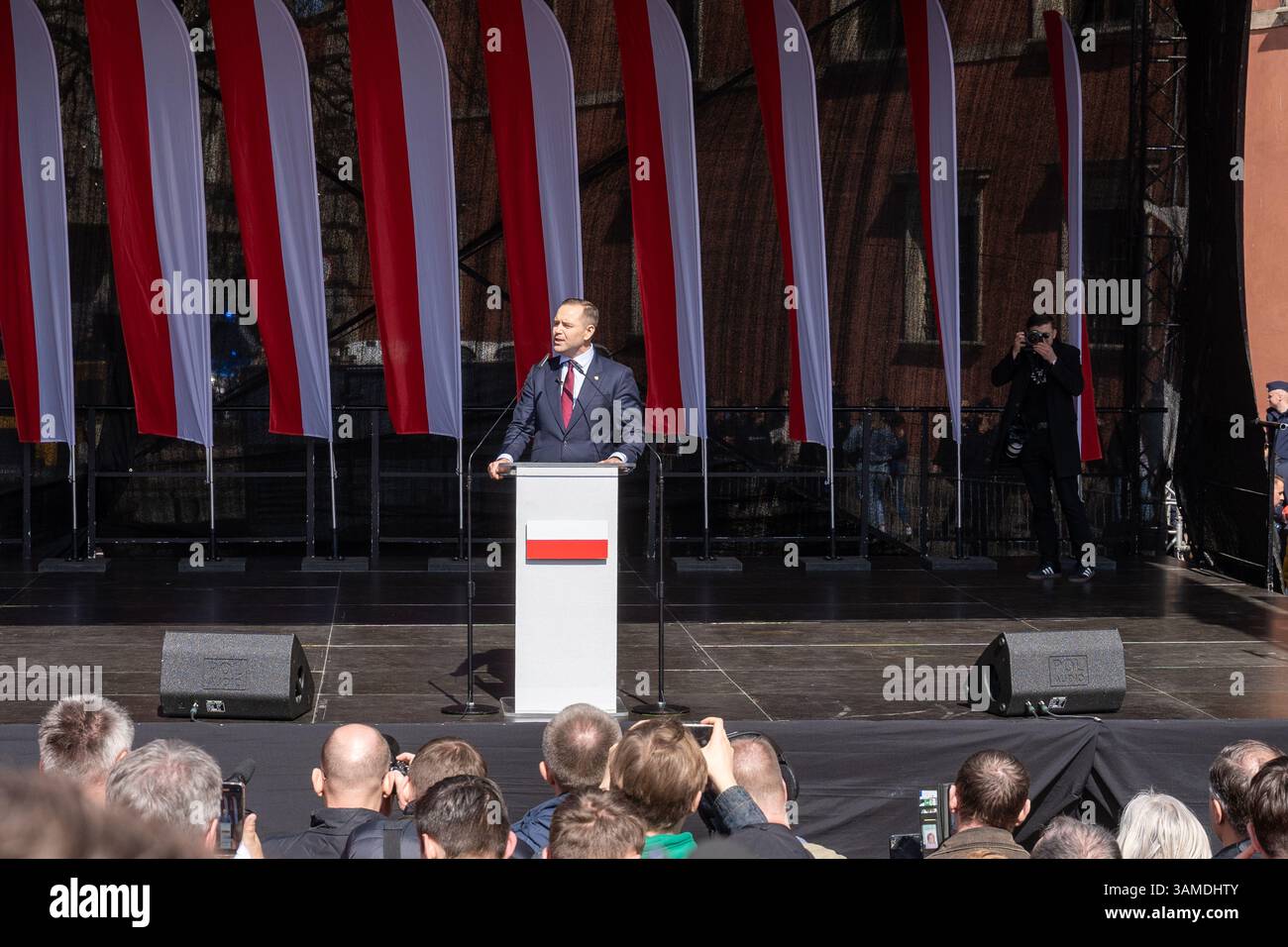 Karol Nawrocki spricht während der Kundgebung. In Warschau fand ein marsch zum 1000. Jahrestag des polnischen Königreichs und zum 500. Jahrestag der preußischen Hommage statt. Tausende von Teilnehmern, viele mit weißen und roten Fahnen und Bannern, gingen durch die Straßen und skandierten Slogans wie „Republik“ und „Don't Fear Tusk“. Gegen Mittag nahm Jaroslaw Kaczynski an der Veranstaltung Teil, wie zuvor angekündigt. Um 14:00 Uhr wandte sich Karol Nawrocki, der Präsidentschaftskandidat, unterstützt von der Partei Recht und Gerechtigkeit (PiS), an die Menge auf dem Schlossplatz, die zuvor gesungen hatte: "Das ist Polen". Accord Stockfoto