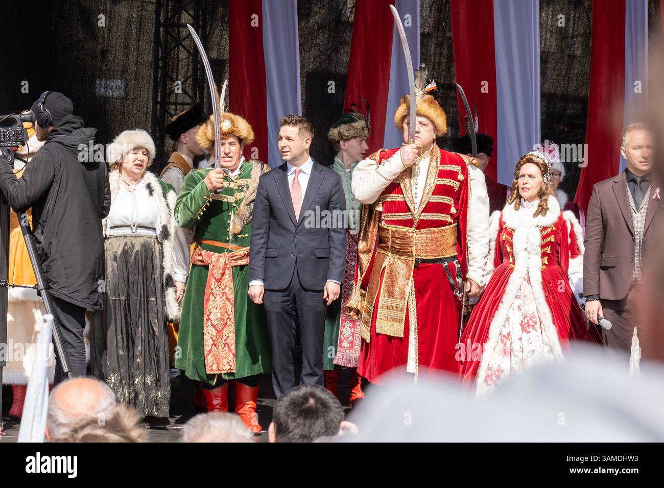 Patryk Jaki nimmt an einer Kundgebung Teil. In Warschau fand ein marsch zum 1000. Jahrestag des polnischen Königreichs und zum 500. Jahrestag der preußischen Hommage statt. Tausende von Teilnehmern, viele mit weißen und roten Fahnen und Bannern, gingen durch die Straßen und skandierten Slogans wie „Republik“ und „Don't Fear Tusk“. Gegen Mittag nahm Jaroslaw Kaczynski an der Veranstaltung Teil, wie zuvor angekündigt. Um 14:00 Uhr wandte sich Karol Nawrocki, der Präsidentschaftskandidat, unterstützt von der Partei Recht und Gerechtigkeit (PiS), an die Menge auf dem Schlossplatz, die zuvor gesungen hatte: "Das ist Polen". Stockfoto