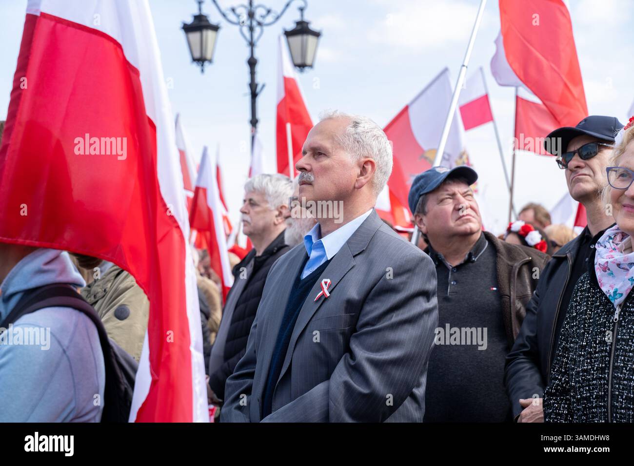 Die Anhänger schwenken während der Kundgebung die Nationalflaggen Polens. In Warschau fand ein marsch zum 1000. Jahrestag des polnischen Königreichs und zum 500. Jahrestag der preußischen Hommage statt. Tausende von Teilnehmern, viele mit weißen und roten Fahnen und Bannern, gingen durch die Straßen und skandierten Slogans wie „Republik“ und „Don't Fear Tusk“. Gegen Mittag nahm Jaroslaw Kaczynski an der Veranstaltung Teil, wie zuvor angekündigt. Um 14:00 Uhr sprach Karol Nawrocki, der Präsidentschaftskandidat, der von der Partei Recht und Gerechtigkeit (PiS) unterstützt wurde, an die Menge auf dem Castle Square, die zuvor gesungen hatte: „This is Stockfoto