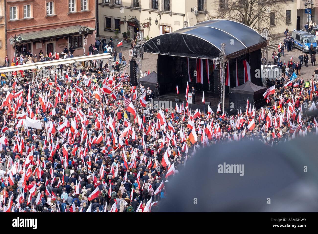 Die Anhänger schwenken polnische Nationalflaggen und schreien während der Kundgebung Slogans. In Warschau fand ein marsch zum 1000. Jahrestag des polnischen Königreichs und zum 500. Jahrestag der preußischen Hommage statt. Tausende von Teilnehmern, viele mit weißen und roten Fahnen und Bannern, gingen durch die Straßen und skandierten Slogans wie „Republik“ und „Don't Fear Tusk“. Gegen Mittag nahm Jaroslaw Kaczynski an der Veranstaltung Teil, wie zuvor angekündigt. Um 14:00 Uhr sprach Karol Nawrocki, der Präsidentschaftskandidat, der von der Partei Recht und Gerechtigkeit (PiS) unterstützt wurde, an die Menge am Castle Square, die Gehör hatte Stockfoto