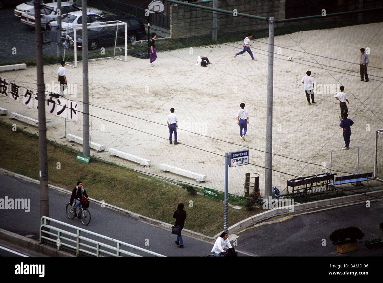 6. Dezember 1999 – USA – KRT TRAVEL STORY SLUGGED: FUKUOKA KRT FOTO VON DANIEL A. ANDERSON/ORANGE COUNTY REGISTER (KRT122 - 6. Dezember) Ein wertvolles Stück Freiland wird als Basketballfeld und Fußballfeld in Fukuoka, Japan, genutzt. Die Stadt ist eine Mischung aus avantgardistischer Architektur, verschnörkelten Pariser Cafés, indonesischen Geschäftsleuten und im Ausland lebenden amerikanischen Baseballspielern an der Nordküste von Japans südlichster Insel Kyushu. (OC) PL KD BL 1999 (Horiz) (gsb) -- KEINE KARTEN, KEINE VERKÄUFE (Kreditbild: © Orange County Register/mct/ZUMAPRESS.com) Stockfoto