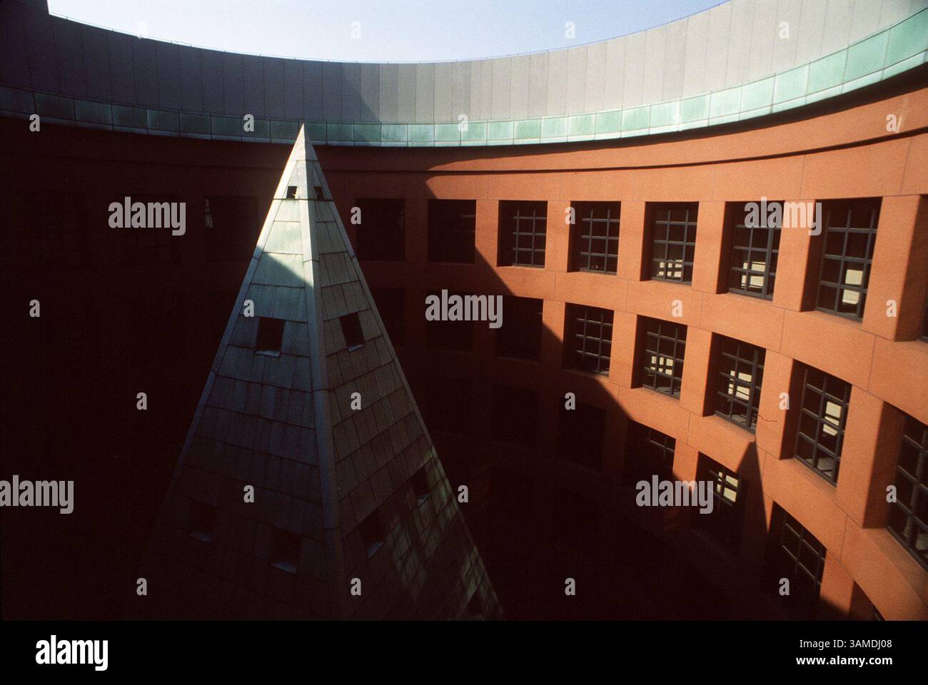 6. Dezember 1999 - USA - KRT TRAVEL STORY SLUGGED: FUKUOKA KRT FOTO VON DANIEL A. ANDERSON/ORANGE COUNTY REGISTER (KRT121 - 6. Dezember) der Architekt Michael Graves entwarf diesen Turm im Atrium eines Hotels in Fukuoka, Japan. Die Stadt ist eine Mischung aus avantgardistischer Architektur, verschnörkelten Pariser Cafés, indonesischen Geschäftsleuten und im Ausland lebenden amerikanischen Baseballspielern an der Nordküste von Japans südlichster Insel Kyushu. (OC) PL KD BL 1999 (Horiz) (gsb) -- KEINE KARTEN, KEINE VERKÄUFE (Kreditbild: © Orange County Register/mct/ZUMAPRESS.com) Stockfoto