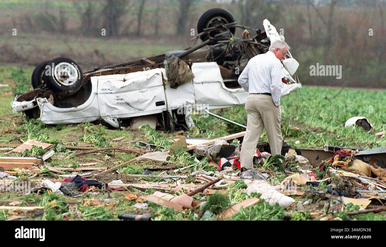 14. Februar 2000 - USA - KRT US-NACHRICHTENGESCHICHTE SCHLEPPTE: TORNADOS KRT FOTO VON MARK WALLHEISER/TALLAHASSEE DEMOCRAT (KRT16) KAIRO, GEORGIA 14. Februar - Benny North, dessen 28-jährige Tochter Shannon und 7 Monate alte Enkelin Kylie in der Pine Level Community nördlich von Kairo getötet wurden, sucht durch die Trümmer nach weiteren persönlichen Einflüssen in der Nähe der Familie von Four's Truck, die rund 100-150 Mobilwerften zerstört wurde. Der Sturm brach in der Gemeinde Pine Level ein und tötete sechs im Haus vor der Dämmerung des Valentinstag, bevor er nach Mitchell Count zog Stockfoto
