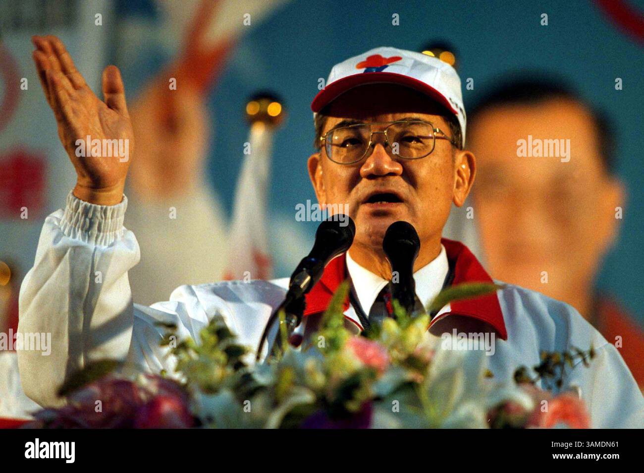 29. Februar 2000 - USA - KRT WORLD NEWS STORY SLUGGED: TAIWAN KRT FOTO VON DAVID HARTUNG/KRT (KRT9 - 29. Februar) Taiwan Präsidentschaftskandidat Lien Chan hält eine Rede während einer Wahlkampfkundgebung in Taipeh, Taiwan 23. Februar. Taiwan wird im März Wahlen abhalten. (KRT) AP PL BL KD 2000 (HORIZ.) (kn) (zusätzliche Fotos sind auf KRT Direct, KRT/PressLink oder auf Anfrage erhältlich) (Foto: © PHOTOGNOSOURCE/mct/ZUMAPRESS.com) Stockfoto