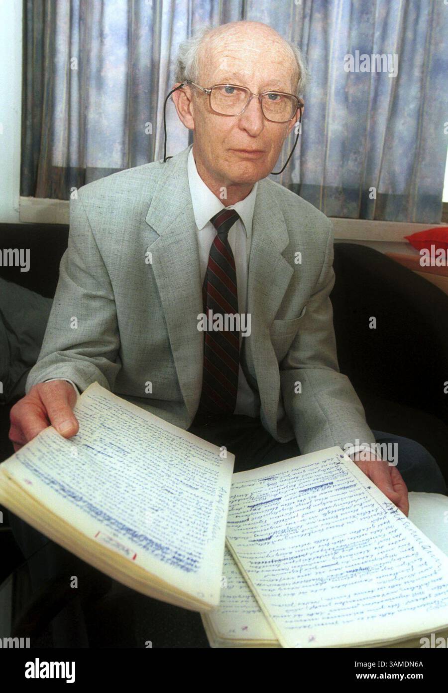 29. Februar 2000 - USA - KRT WORLD NEWS STORY SLUGGED: EICHMANN KRT FOTO VON YOSSI ZAMIR/FLASH 90 (KRT124) JERUSALEM, ISRAEL, 29. Februar -- Professor Evyatar Friesel, der israelische Staatsarchivar, hält die Eichmann Tagebücher, die am Dienstag in Jerusalem veröffentlicht wurden. Nach fast 40 Jahren veröffentlicht Israel die 600-seitigen Memoiren des NS-Kriegsverbrechers Adolf Eichmann, die er 1962 in Erwartung seiner Hinrichtung verfasst hatte. (KRT) PL BL KD 2000 (VERT.) (kn) (Bild: © Flash 90/mct/ZUMAPRESS.com) Stockfoto