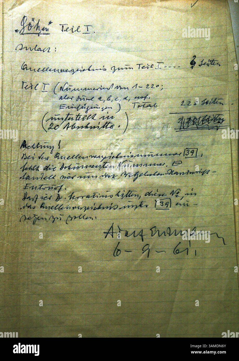 29. Februar 2000 - USA - KRT WORLD NEWS STORY SLUGGED: EICHMANN KRT FOTOGRAFIE VON YOSSI ZAMIR/FLASH 90 (KRT10) JERUSALEM, ISRAEL, 29. Februar -- die Eröffnungsseite der 600-seitigen Eichmann Tagebücher wird erstmals in Jerusalem, Israel, am 29. Februar gezeigt. Nach fast 40 Jahren veröffentlicht Israel die 600-seitigen Memoiren des NS-Kriegsverbrechers Adolf Eichmann, die er 1962 in Erwartung seiner Hinrichtung verfasst hatte. (KRT) AP PL BL KD 2000 (VERT.) (kn) (zusätzliche Fotos sind auf KRT Direct, KRT/PressLink oder auf Anfrage erhältlich) (Foto: © Flash 90/mct/ZUMAPRESS.com) Stockfoto