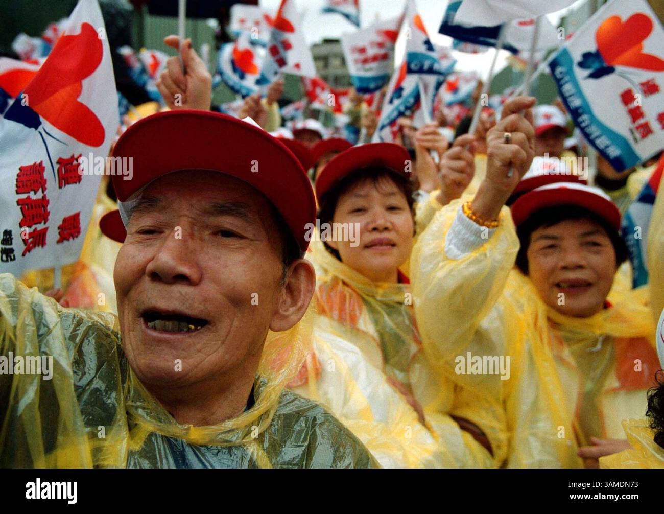 29. Februar 2000 - USA - KRT WORLD NEWS STORY SLUGGED: TAIWAN KRT FOTO VON DAVID HARTUNG/KRT (KRT121 - 29. Februar) Unterstützer des taiwanesischen Präsidentschaftskandidaten Lien Chan Cheer während einer Wahlkampfkundgebung in Taipeh, Taiwan 23. Februar. Taiwan wird im März Wahlen abhalten. (KRT) PL BL KD 2000 (HORIZ.) (kn) (Bild: © PHOTOGNOSOURCE/mct/ZUMAPRESS.com) Stockfoto