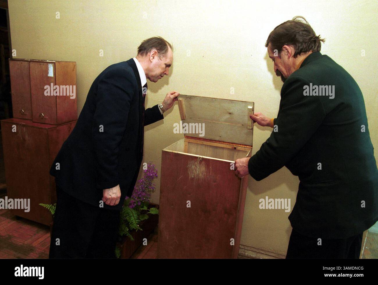 25. März 2000 - USA - KRT WORLD NEWS STORY SCHLEPPTE: RUSSLAND-WAHL KRT FOTO VON YURI GRIPAS/KRT (KRT2) MOSKAU, RUSSLAND 25. März -- die Arbeiter der Wahlstation inspizieren am Samstag eine Wahlurne für die Wahlen in Russland. Die Wahl findet am Sonntag statt. (KRT) AP PL KD BL 2000 (Horiz) (gsb) (zusätzliche Fotos verfügbar auf KRT Direct, KRT/PressLink oder auf Anfrage) (Bild: © PHOTOGNOSOURCE/mct/ZUMAPRESS.com) Stockfoto
