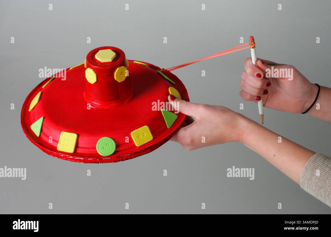 9. Mai 2011 - Akron, OH, USA - Sie können Ihre eigene Weltraumodyssee machen, um eine fliegende Untertasse zu machen, die wirklich fliegt. (Phil Masturzo/Akron Beacon Journal/MCT) (Bild: © Phil Masturzo/MCT/ZUMAPRESS.com) Stockfoto