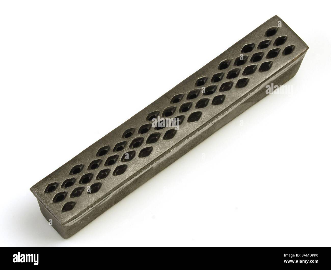 23. Mai 2011 – San Francisco, CA, USA – die Grillsaison beginnt mit dem Beginn des Sommers und dem Vatertag nähert sich der Kauf von Geschenken, sodass Grillgerichte heiß sind. Dieser Grill-Luftbefeuchter hält Flüssigkeiten auf, um Geschmack zu verleihen. (Karl Mondon/Contra Costa Times/MCT) (Kreditbild: © Karl Mondon/MCT/ZUMAPRESS.com) Stockfoto