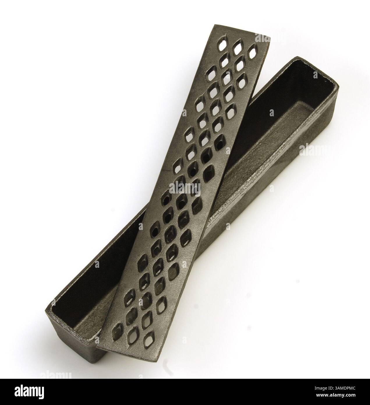 23. Mai 2011 – San Francisco, CA, USA – die Grillsaison beginnt mit dem Beginn des Sommers und dem Vatertag nähert sich der Kauf von Geschenken, sodass Grillgerichte heiß sind. Dieser Grill-Luftbefeuchter hält Flüssigkeiten auf, um Geschmack zu verleihen. (Karl Mondon/Contra Costa Times/MCT) (Kreditbild: © Karl Mondon/MCT/ZUMAPRESS.com) Stockfoto