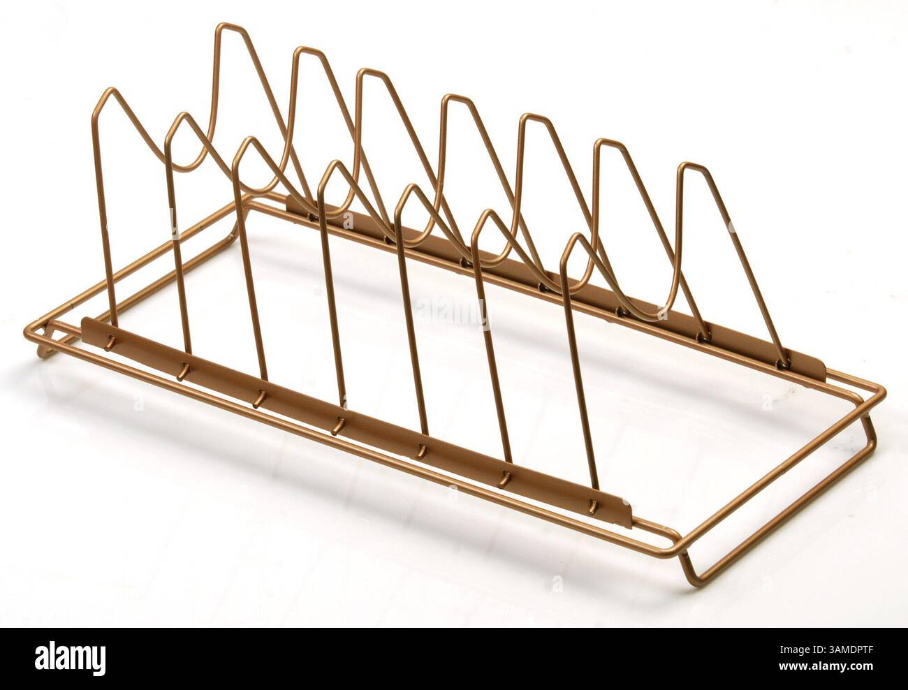 23. Mai 2011 – San Francisco, CA, USA – die Grillsaison beginnt mit dem Beginn des Sommers und dem Vatertag nähert sich der Kauf von Geschenken, sodass Grillgerichte heiß sind. Grillregale ermöglichen mehr Rippchen, die auf den Grill passen. (Karl Mondon/Contra Costa Times/MCT) (Kreditbild: © Karl Mondon/MCT/ZUMAPRESS.com) Stockfoto