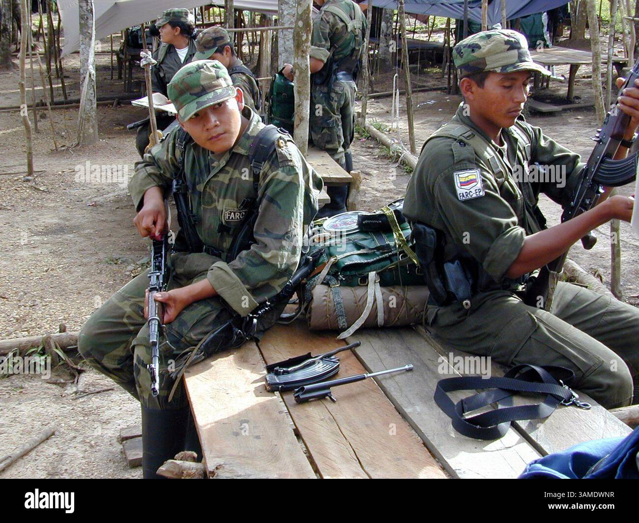 12. August 2000 - STAMP, USA - KRT WORLD NEWS STORY SLUGGED: KOLUMBIEN KRT FOTO VON Tod ROBBERSON/DALLAS MORNING NEWS (August 30) Mitglieder der Revolutionären Streitkräfte von Kolumbien, oder FARC, reinigen ihre Waffen in einem Lager in Los Pozos. Die 000-köpfige Guerillagruppe widmet sich dem gewaltsamen Sturz des Präsidenten von Columbia, Andres Pastrana, und trotzt offen den USA, um sie aufzuhalten. (DA) PL KD BL 2000 (Horiz) (gsb) -- KEINE KARTEN, KEINE VERKÄUFE (Kreditbild: © Dallas Morning News/mct/ZUMAPRESS.com) Stockfoto