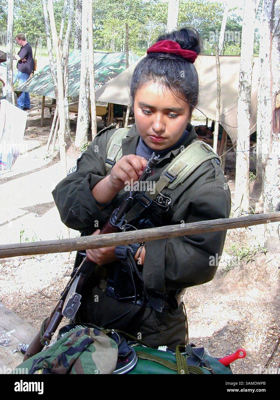 12. August 2000 - STAMP, USA - (KRT7) KRT WORLD NEWS STORY SLUGGED: KOLUMBIEN KRT FOTO VON Tod ROBBERSON/DALLAS MORNING NEWS (August 30) Ein junges Mitglied der Revolutionären Streitkräfte von Kolumbien, oder FARC, bereitet sich auf eine Wanderung aus dem Lager in Los Pozos vor. Die 000-köpfige Guerillagruppe widmet sich dem gewaltsamen Sturz des Präsidenten von Columbia, Andres Pastrana, und trotzt offen den USA, um sie aufzuhalten. (DA) AP PL KD BL 2000 (Vert) (gsb) (zusätzliches Foto verfügbar auf KRT Direct, KRT/PressLink oder auf Anfrage) -- KEINE KARTEN, KEINE VERKÄUFE (Kreditbild: © Dallas Morning News/mct/ZUMAPRESS.com) Stockfoto