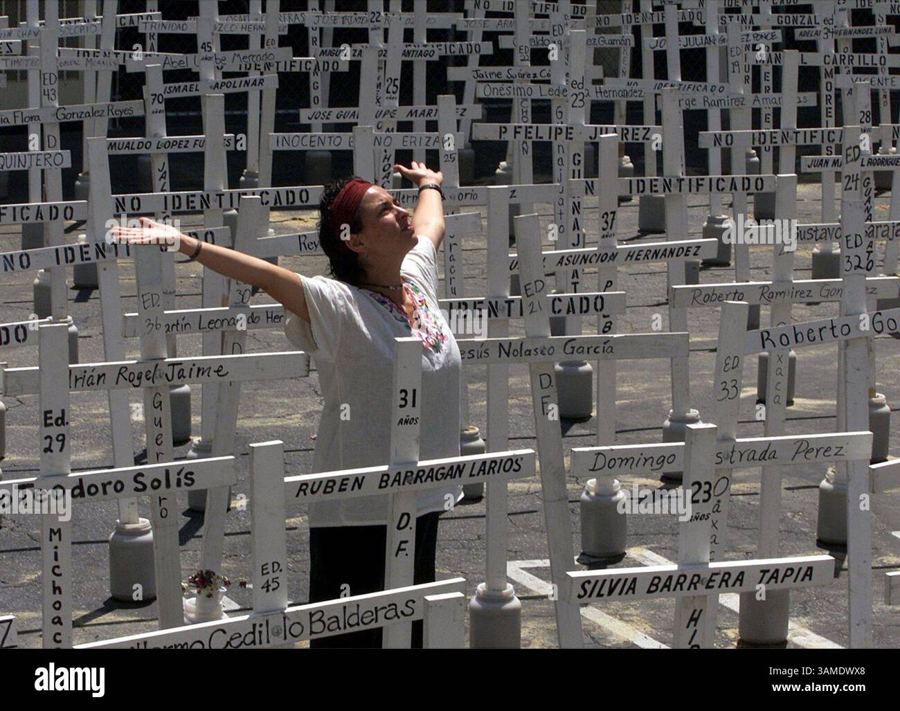 17. August 2000 - STAMP, USA - KRT US NEWS STORY SLUGGED: CVN-DEMS KRT FOTO VON IRWIN THOMPSON/DALLAS MORNING NEWS (17. August) Alli Starr, von San Francisco und Global Exchange, macht einen '''''Tanz der Trauer''' inmitten von 566 Kreuzen, die die Anzahl der Männer, Frauen und Kinder repräsentiert, die beim Versuch starben, die Grenze Califonia-Mexiko zu überqueren, Donnerstagn. Die Demokratische Nationalkonvention ist einige Blocks entfernt. (DA) PL BL KD 2000 (HORIZ.) (kn) -- KEINE KARTEN, KEINE VERKÄUFE (Kreditbild: © Dallas Morning News/mct/ZUMAPRESS Stockfoto