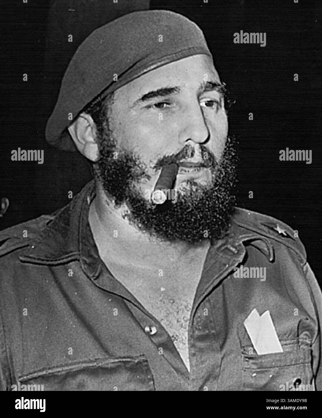 24. Oktober 2000 - STEMPEL, USA - (KRT10) KRT WORLD NEWS STORY SCHLEPPTE: WKEND-CASTRO KRT FOTO VIA MIAMI HERALD (FT. LAUDERDALE OUT) (24. Oktober) der kubanische Führer Fidel Castro erscheint mit einer Zigarre auf einem Foto von 1959. Castros Privatleben, einschließlich seiner Frau und seiner Söhne, werden extrem geheim gehalten. (MI) AP PL KD BL 2000 (nur Schwarzweiß, Vert) (smd) (Diversity) (zusätzliche Fotos auf KRT Direct, KRT/PressLink oder auf Anfrage verfügbar) -- KEINE MAGIE, KEIN VERKAUF (Kreditbild: © Miami Herald/TNS/ZUMAPRESS.com) Stockfoto