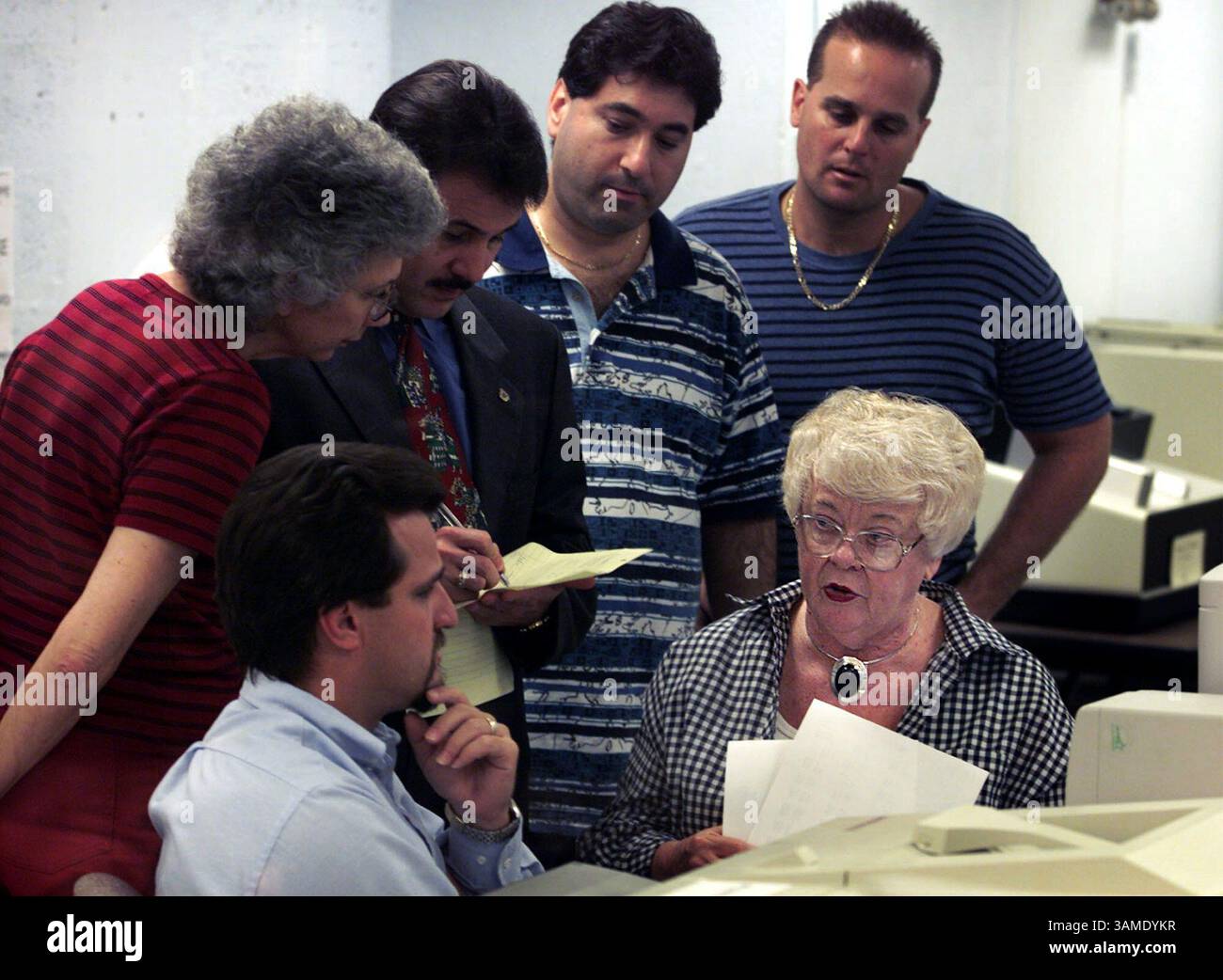 8. November 2000 - STAMP, USA - KRT US NEWS STORY SLUGGED: RECOUNT KRT FOTO VON WALTER MICHOT/MIAMI HERALD Jane Carroll, die Supervisor of Elections für Broward County, Florida, sitzt mit Arbeitern zusammen, als sie am 8. November 2000 mit der Stimmauszählung beginnen. George W. Bush führt Al Gore in der Gesamtstimme des Bundesstaates mit einem sehr engen Vorsprung an. (MI) PL KD BL 2000 (Horiz) (mvw) -- KEINE KARTEN, KEINE VERKÄUFE (Kreditbild: © Miami Herald/mct/ZUMAPRESS.com) Stockfoto