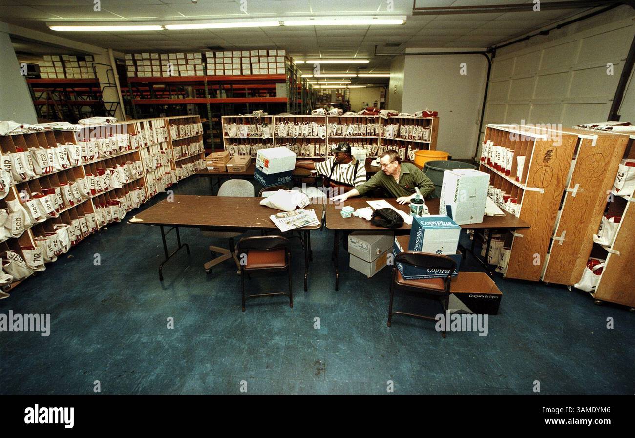 8. November 2000 - STAMP, US - KRT US NEWS STORY SLUGGED: NACHZÄHLUNG des KRT-FOTOS VON MARSHA HALPER/MIAMI HERALD (SUN SENTINEL - SOUTH FLORIDA OUT) Joe Napier und Albert McDermott sammeln am Mittwoch, 8. November 2000, Bücher mit Wählersignaturen zum Scannen im Broward Voting Equipment Center in Fort Lauderdale, Florida. An diesem Ort bereiteten sich die Arbeiter auch auf eine Stimmauszählung durch den Broward County Supervisor of Elections Office vor. (MI) PL KD BL 2000 (Horiz) (mvw) -- KEINE KARTEN, KEINE VERKÄUFE (Kreditbild: © Miami Herald/mct/ZUMAPRESS.com) Stockfoto
