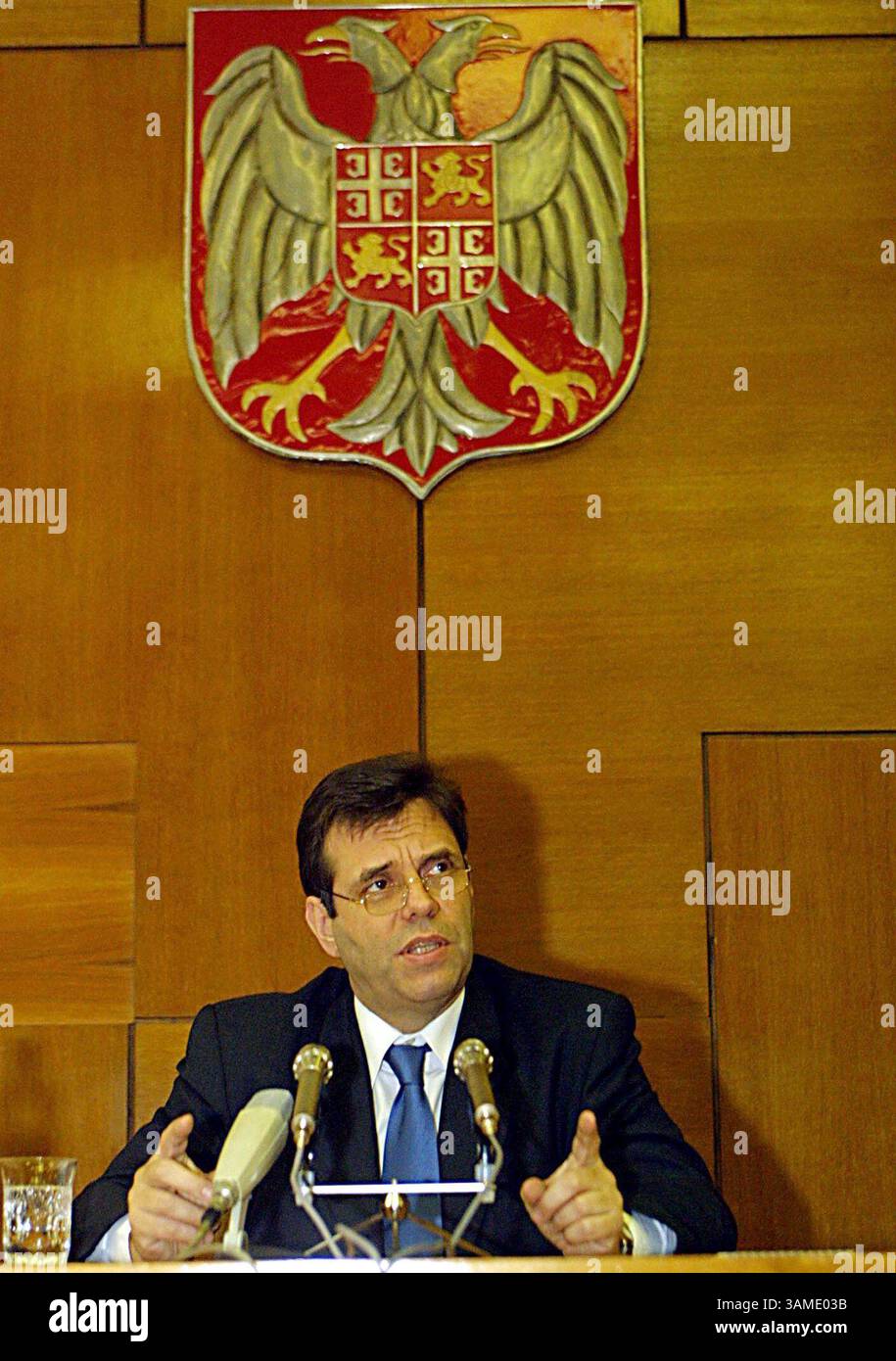 21. Dezember 2000 - STAMP, USA - (KRT10) KRT WORLD NEWS STORY SLUGGED: JUGOSLAWIEN KRT FOTO VON MARK H. MILSTEIN/KRT (21. Dezember) Jugoslawischer Präsident Vojislav Kostunica spricht mit den internationalen Medien in Belgrad, Jugoslawien, 21. Dezember 2000. Jugoslawien hält am 23. Dezember 2000 Parlamentswahlen ab. (KRT) AP PL BL KD 2000 (Digitalbild) (Vert.) (kn) (zusätzliche Fotos sind auf KRT Direct, KRT/PressLink oder auf Anfrage erhältlich) (Foto: © PHOTOGNOSOURCE/mct/ZUMAPRESS.com) Stockfoto