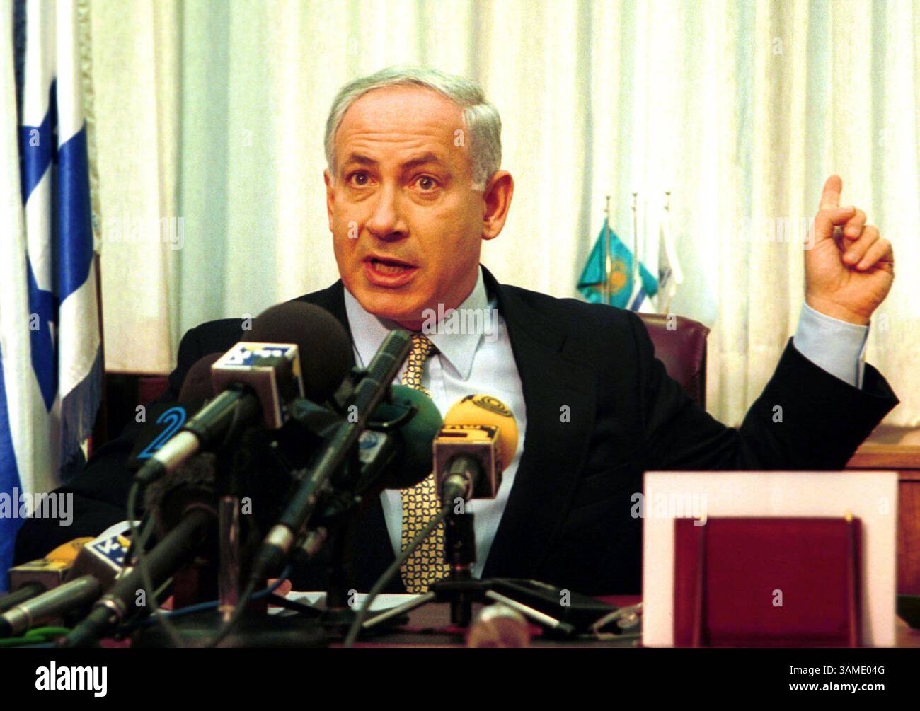 18. Dezember 2000 - STAMP, USA - KRT WORLD NEWS STORY SLUGGED: ISRAEL KRT PHOTO BY FLASH 90/KRT (18. Dezember) JERUSALEM, ISRAEL -- der ehemalige israelische Premierminister Benjamin Netanjahu hat Gesten während einer Pressekonferenz in Jerusalem, Israel, 18. Dezember 2000. Die israelische Knesset stimmte heute dafür, Barrieren aufzuheben, die Netanjahu daran gehindert hätten, Ehud Barak bei den bevorstehenden Wahlen als Premierminister herauszufordern. (KRT) PL BL KD 2000 (HORIZ.) (kn) (Bild: © Flash 90/mct/ZUMAPRESS.com) Stockfoto