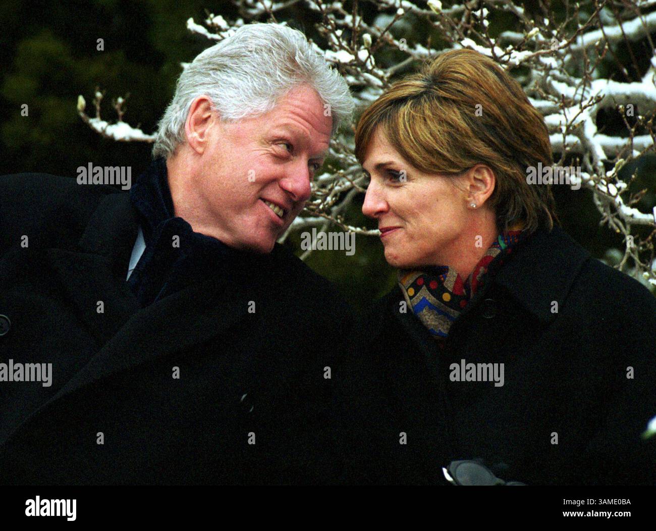 5. Januar 2001 - STAMP, USA - KRT US-NACHRICHTENGESCHICHTE SCHLEPPTE: CLINTON KRT FOTO VON PETE SOUZA/CHICAGO TRIBUNE (5. Januar) WASHINGTON, DC -- Präsident Bill Clinton, zusammen mit EPA-Administrator Carol Browner, kündigt ein Verbot von Holzeinschlag und Straßen in fast 60 Millionen Hektar Wald an Freitag, 5. Januar 2001 auf einer Pressekonferenz im National Arboretum in Washington, DC. (TB) PL KD BL 2001 (Horiz ZUMAPRESS.com) (gsb/Tribune) (Bild: Chicago, DC) (Bild: © mct/Tribune) Stockfoto