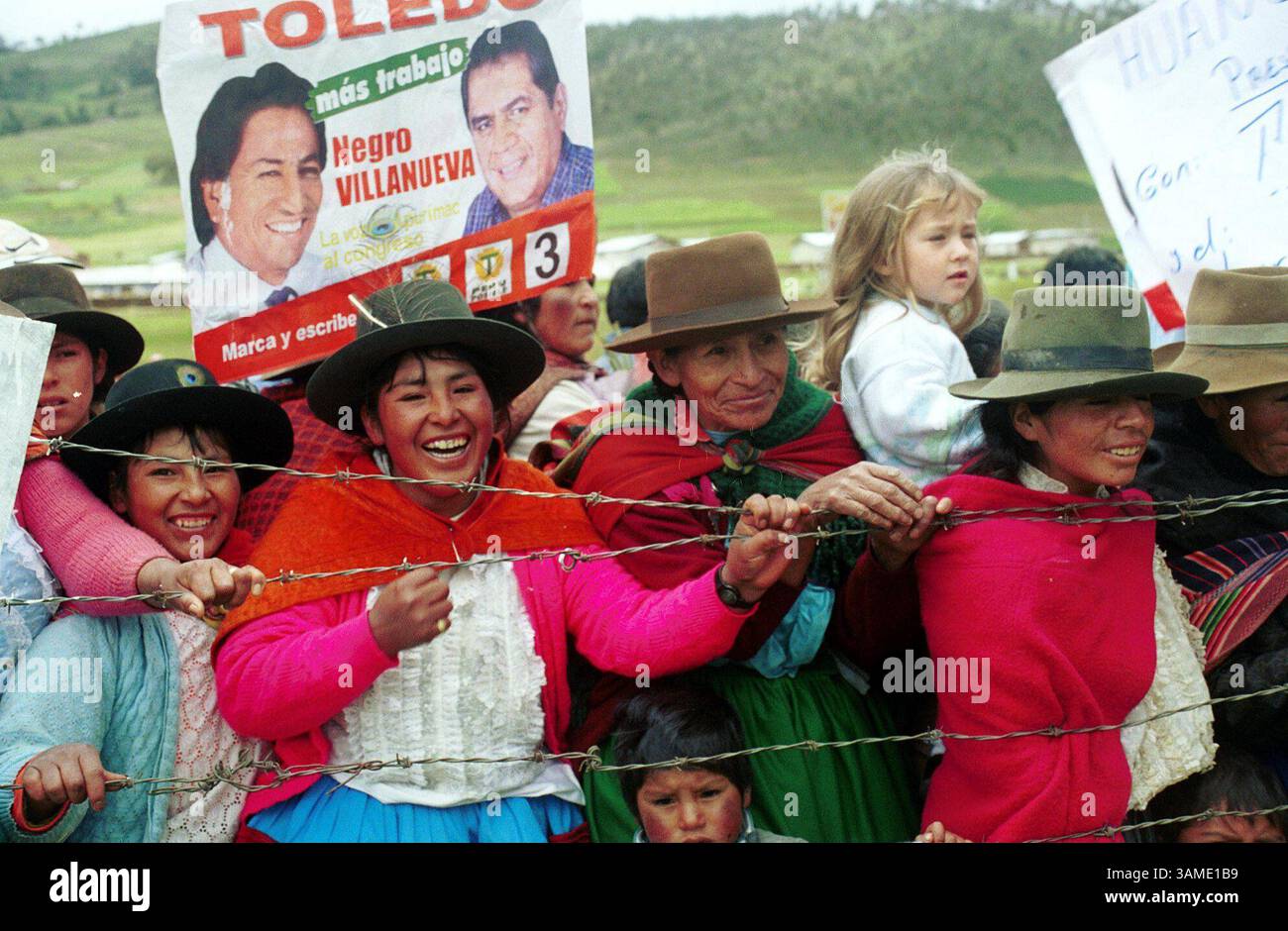 21. März 2001 - USA - KRT WORLD NEWS STORY SLUGGED: PERU KRT FOTO VON KEVIN HALL/KRT (29. März) Bauernanhänger von Alejandro Toledo warten auf den Präsidentschaftskandidaten am Flughafen vor der peruanischen Hochlandstadt Andahuaylas, 18. März 2001. Toledo ist der Spitzenkandidat bei den Präsidentschaftswahlen am 8. April, hat aber mit seiner Aufmerksamkeit auf indigene und gemischte Peruaner kontrovers diskutiert. (KRT) PL BL KD 2001 (HORIZ.) (kn) (Bild: © PHOTOGNOSOURCE/mct/ZUMAPRESS.com) Stockfoto