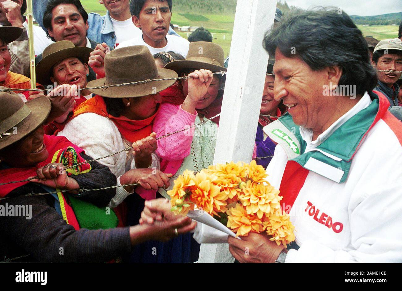 21. März 2001 - USA - (KRT12) KRT WORLD NEWS STORY SLUGGED: PERU KRT FOTO VON KEVIN HALL/KRT (29. März) Alejandro Toledo begrüßt Bauern, die ihn am Flughafen außerhalb der peruanischen Hochlandstadt Andahuaylas treffen, 18. März 2001. Toledo ist der Spitzenkandidat bei den Präsidentschaftswahlen am 8. April, hat aber mit seiner Aufmerksamkeit auf indigene und gemischte Peruaner kontrovers diskutiert. (KRT) AP PL BL KD 2001 (HORIZ.) (kn) (zusätzliches Foto auf KRT Direct, KRT/PressLink oder auf Anfrage erhältlich) (Credit Image: © PHOTOGNOSOURCE/mct/ZUMAPRESS.com) Stockfoto