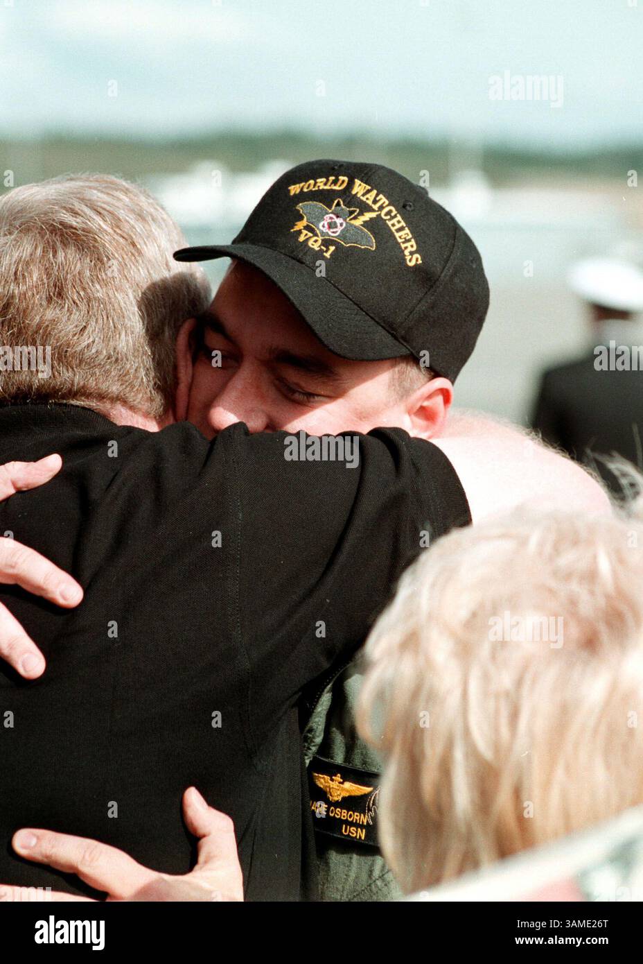 14. April 2001 - USA - KRT US NEWS STORY SLUGGED: SPYPLANE KRT FOTO VON JOE QUIRK/US NAVY NEWS FOTO (15. April) Flugzeugabwehrkommandeur Lt. Shane Osborn aus Norfolk, Nebraska wird von glücklichen Familienmitgliedern auf dem Asphalt auf NAS Whidbey Island begrüßt, Momente nach Ankunft aus Hawaii am Samstag, 14. April 2001. Besatzungsmitglieder des EP-3-„Aries II“-Flugzeugs der US Navy, die an dem Unfall im April 1 mit einem chinesischen F-8-Flugzeug beteiligt waren, wurden nach dem Vorfall elf Tage lang in China inhaftiert. (USN) PL KD BL 2001 (Vert) (lde) (Kreditbild: © US Navy News/mct/ZUMAPRESS.com) Stockfoto