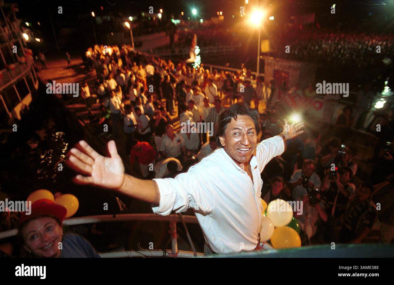 29. Mai 2001 - USA - (KRT6) KRT WORLD NEWS STORY SLUGGED: PERU KRT FOTO VON IMA GARMENDIA/KRT (Mai 30) Präsidentschaftskandidat Alejandro Toledo begrüßt Anhänger bei der Ankunft im Hafen von Iquitos im Amazonasdschungel Perus, 29. Mai 2001. Peru hält am Sonntag, dem 3. Juni 2001, die Präsidentschaftswahlen ab. (KRT) AP NC BL KD 2001 (HORIZONTAL) (kn) (zusätzliches Foto auf KRT Direct, KRT/Newscom oder auf Anfrage erhältlich) (Credit Image: © PHOTOGNOSOURCE/mct/ZUMAPRESS.com) Stockfoto