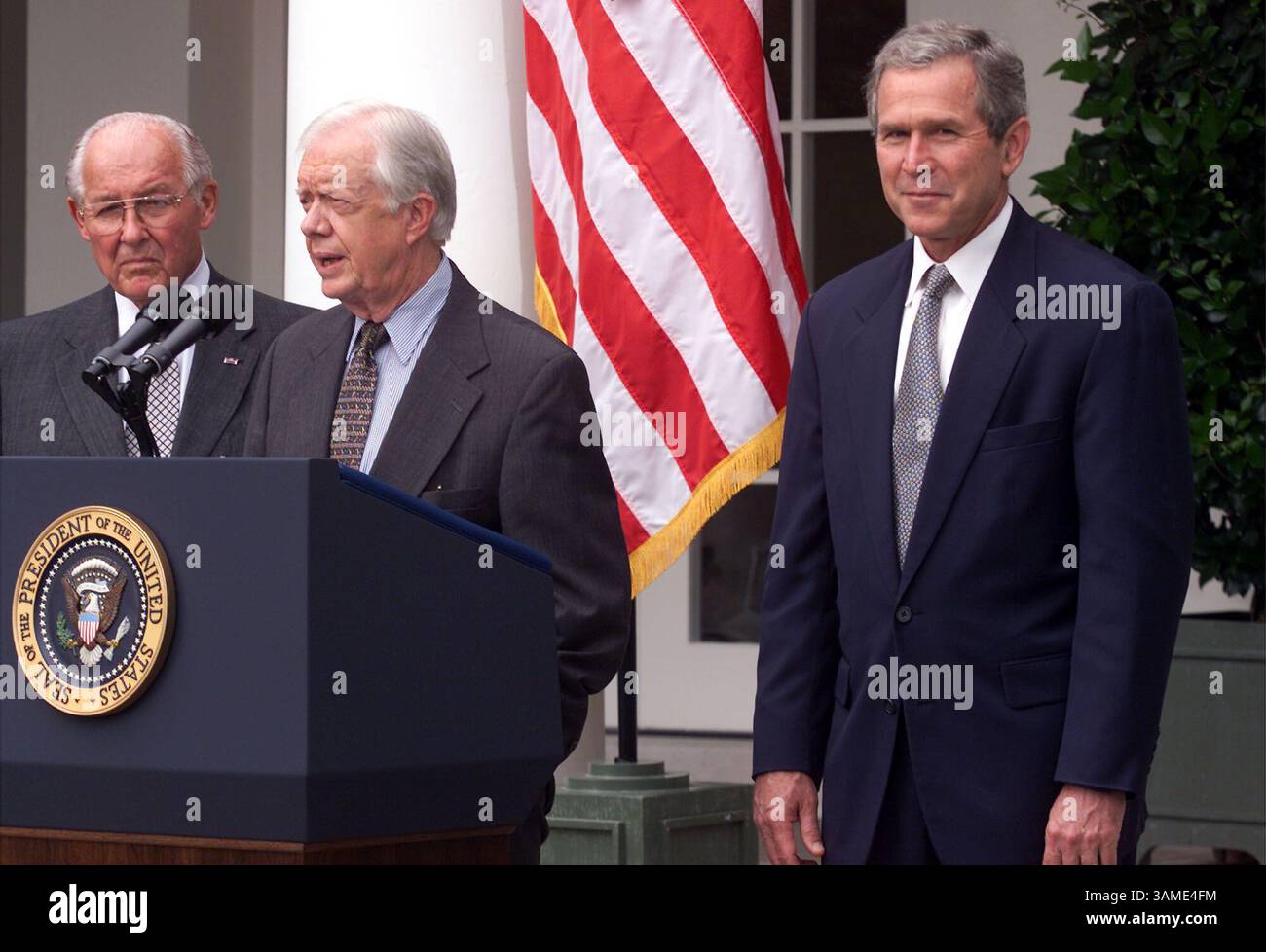 Juli 31, 2001 - USA - KRT US-NACHRICHTENGESCHICHTE SCHLEPPTE: ELECTIONREFORM KRT FOTO VON CHUCK KENNEDY/KRT (Juli 31) WASHINGTON, DC -- der ehemalige Präsident Jimmy Carter präsentiert Präsident George W. Bush und dem ehemaligen Minderheitenführer Bob Michel (R-IL) den Bericht der National Commission on Federal Election Reform, eine zweiparteiliche Gruppe, die sich mit den US-Wahlen befasst. (KRT) NC KD BL 2001 (Horiz) (gsb) (Kreditbild: © PHOTOGNOSOURCE/mct/ZUMAPRESS.com) Stockfoto