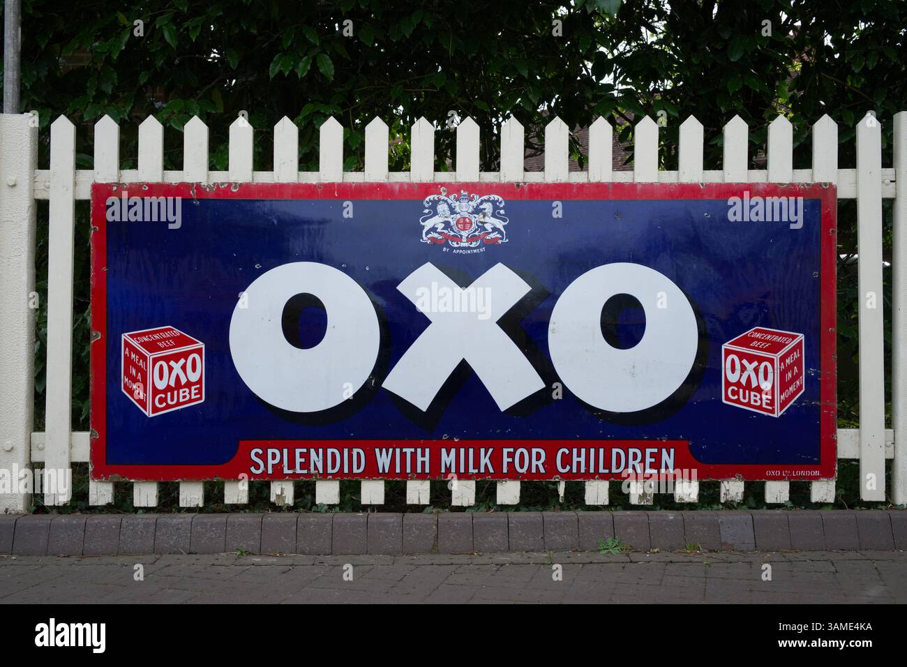 OXO Oldtimer-Schilder an der Sheffield Park Station - Bluebell Railway - East Sussex UK Stockfoto