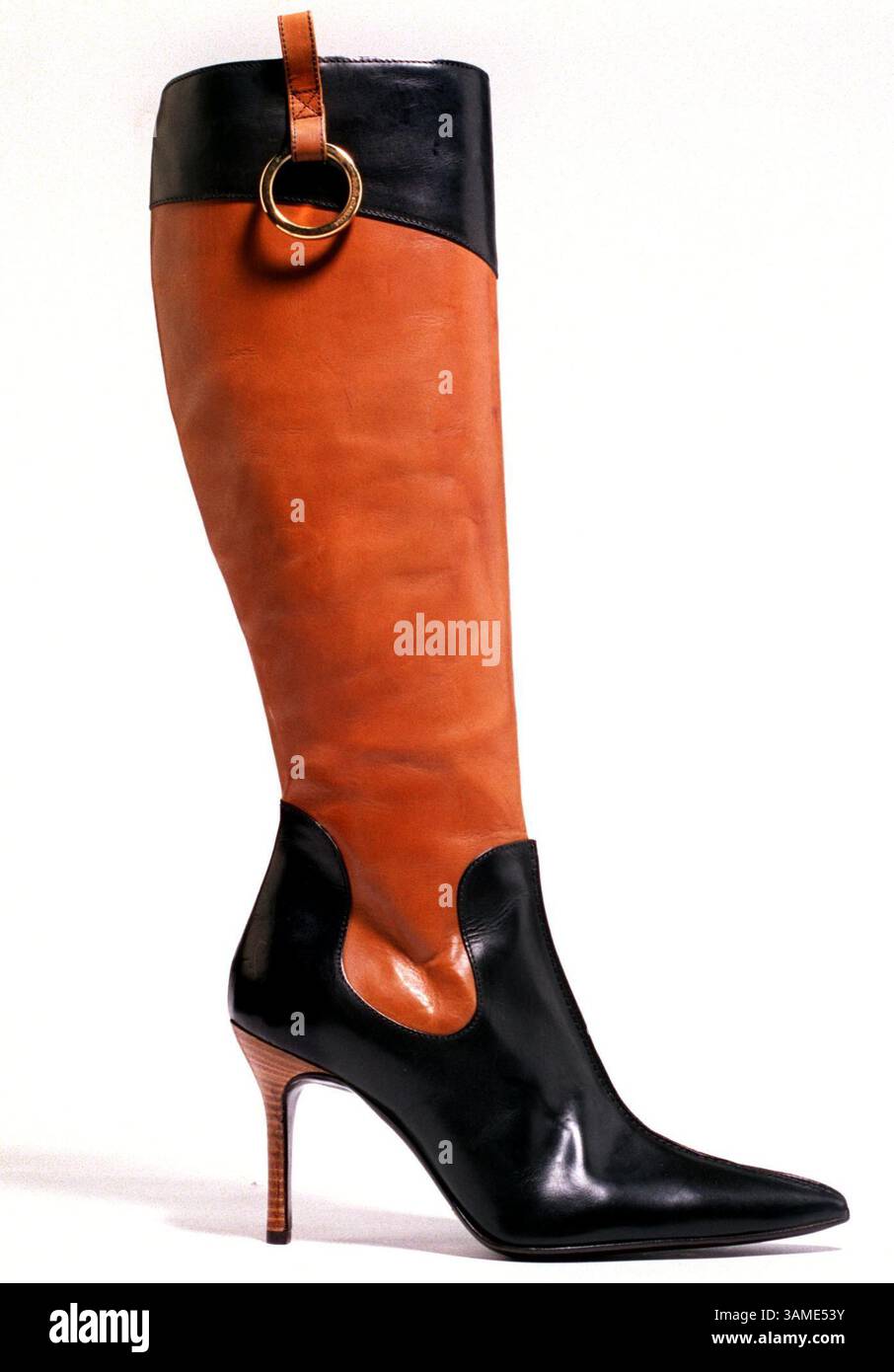 23. August 2001 - USA - (KRT4) KRT FASHION STORY SLUGGED: BOOTS KRT FOTO VON NATALIE CAUDILL/DALLAS MORNING NEWS (5. September) Stiefel im Reitstil sind für den Herbst bereit, wie dieser von Dolce und Gabbana. (Diversität) (da) AP NC KD BL 2001 (Vert) (gsb) (zusätzliche Fotos verfügbar auf KRT Direct, Newscom oder auf Anfrage) -- KEINE KARTEN, KEINE VERKÄUFE (Kreditbild: © Dallas Morning News/mct/ZUMAPRESS.com) Stockfoto