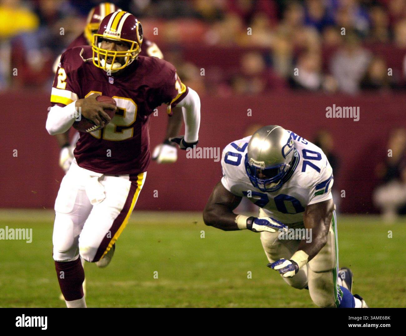 4. Oktober 2001 - USA - KRT SPORTS STORY SLUGGED: SEAHAWKS-REDSKINS KRT FOTO VON HARRY WALKER/KRT (4. November) LANDOVER, MD -- Washington Tony Banks (12) kratzt sich von Seattles Michael Sinclair (70) beim Sieg der Redskins 28-14 Sonntag, 4. November 2001. (KRT) NC KD BL 2001 (Horiz) (gsb) (Kreditbild: © PHOTOGNOSOURCE/mct/ZUMAPRESS.com) Stockfoto