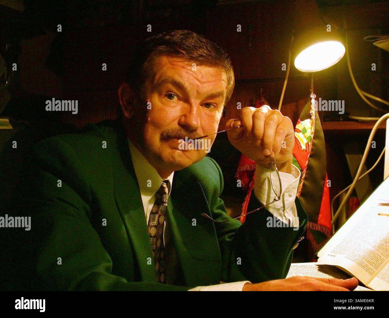 8. Oktober 2001 - USA - KRT WORLD NEWS STORY SCHLEPPTE: ATTACKS-RUSSIA KRT FOTO VON TATANYA MAKEYEVA/KRT (8. Oktober) MOSKAU, RUSSLAND -- Dmitri Olshansky, Top-sowjetischer Berater für Afghanistan während der gescheiterten sowjetischen Invasion 1979-1989 sitzt an seinem Schreibtisch in seinem Haus in Moskau, Russland, Montag, 8. Oktober 2001. (KRT) NC KD BL 2001 (HORIZ.) (kn) (Bild: © PHOTOGNOSOURCE/mct/ZUMAPRESS.com) Stockfoto