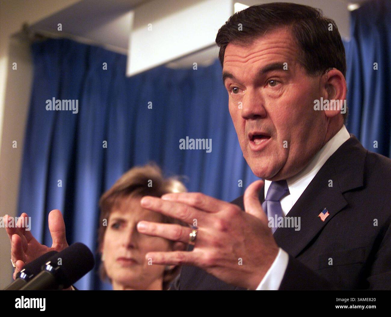9. November 2001 - USA - KRT US-NEWS STORY SLUGGED: HOMELANDSECURITY KRT FOTO VON CHUCK KENNEDY/KRT (9. November) WASHINGTON, D.C. -- Tom Ridge, Direktor des Office of Homeland Security, spricht auf einer Pressekonferenz mit EPA-Administrator Christine Todd Whitman, links, im Weißen Haus Freitag, 9. November 2001. (KRT) NC KD BL 2001 (Horiz) (gsb) (Kreditbild: © PHOTOGNOSOURCE/mct/ZUMAPRESS.com) Stockfoto
