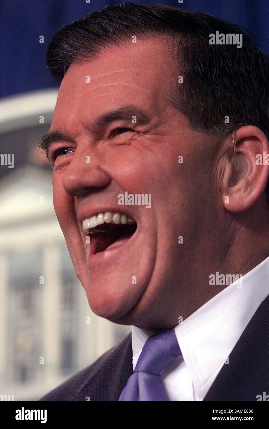 9. November 2001 - USA - KRT US NEWS STORY SLUGGED: HOMELANDSECURITY KRT FOTO VON CHUCK KENNEDY/KRT (9. November) WASHINGTON, D.C. - Tom Ridge, Direktor des Office of Homeland Security, lacht bei einer Pressekonferenz mit EPA-Administrator Christine Todd Whitman am Freitag, 9. November 2001 im Weißen Haus. (KRT) NC KD BL 2001 (Vert) (gsb) (Kreditbild: © PHOTOGNOSOURCE/mct/ZUMAPRESS.com) Stockfoto