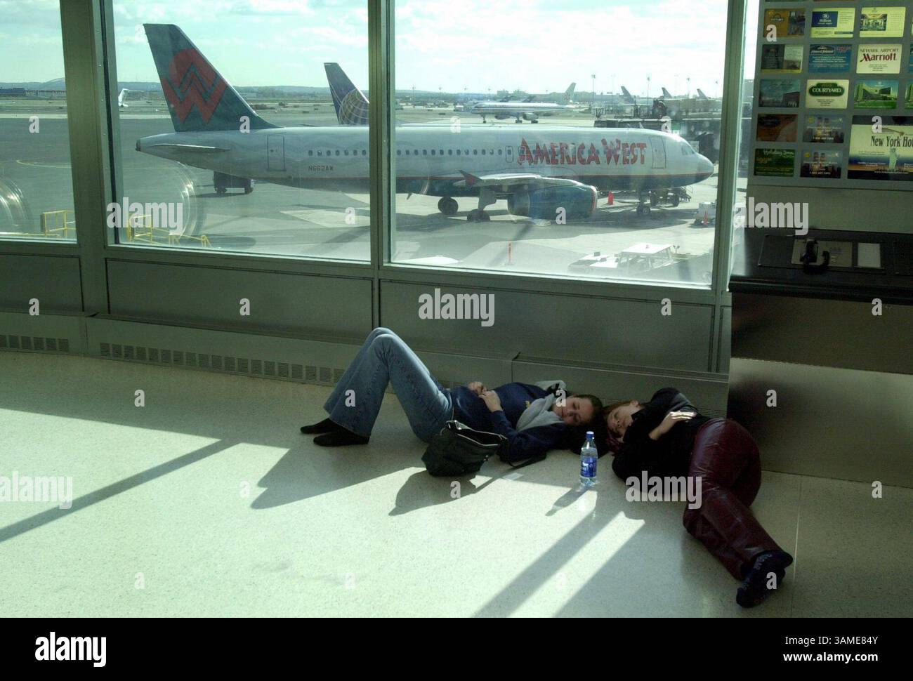 11. November 2001 - USA - KRT US-NEWS STORY SCHLEPPTE: NYPLANECRASH KRT FOTO VON DAVID SWANSON/PHILADELPHIA INQUIRER (12. November) NEWARK, NJ -- Tammy Rosemeyer, links und Lone Pieper warten auf eine Flugverspätung am Flughafen Newark, nachdem alle Flüge auf den Flughäfen in New York Area Airports ausgesetzt wurden, nachdem ein Jet der American Airlines am Montag, 12. November 2001 in Queens in New York City abgestürzt war. (PH) NC KD BL 2001 (Horiz) (gsb) (Kreditbild: © Philadelphia Inquirer/mct/ZUMAPRESS.com) Stockfoto