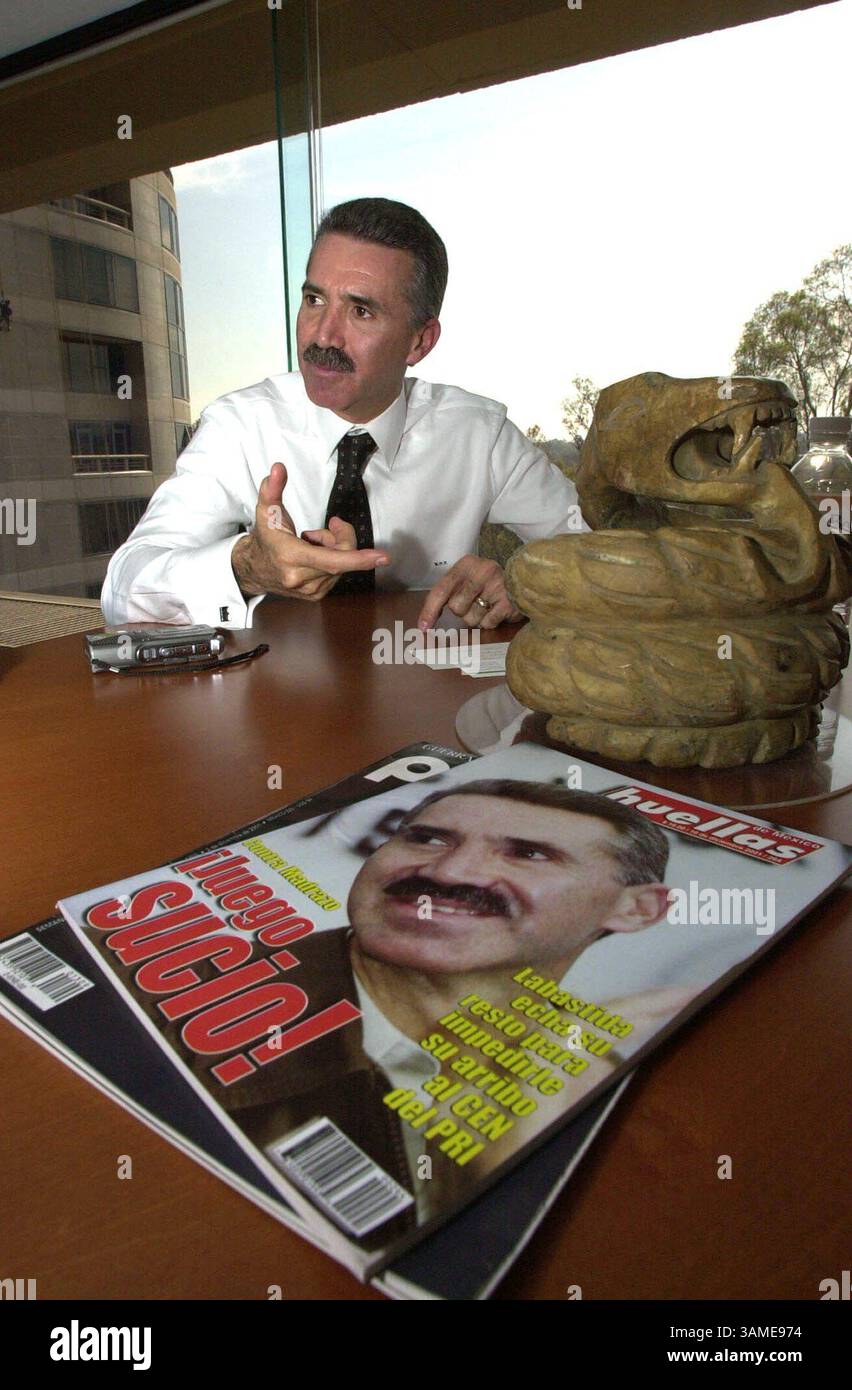 13. Dezember 2001 - USA - KRT WORLD NEWS STORY SLUGGED: MEXIKO KRT FOTO VON LUIS J. JIMENEZ/KRT (16. Januar) Institutional Revolutionary Party (PRI), Politiker und ehemaliger Gouverneur des mexikanischen Bundesstaates Tabasco Roberto Madrazo spricht während eines Interviews am Donnerstag, 13. Dezember 2001 in seinem Büro in Mexiko-Stadt über mexikanische Politik. (KRT) NC KD BL 2002 (VERT.) (kn) (Bild: © PHOTOGNOSOURCE/mct/ZUMAPRESS.com) Stockfoto