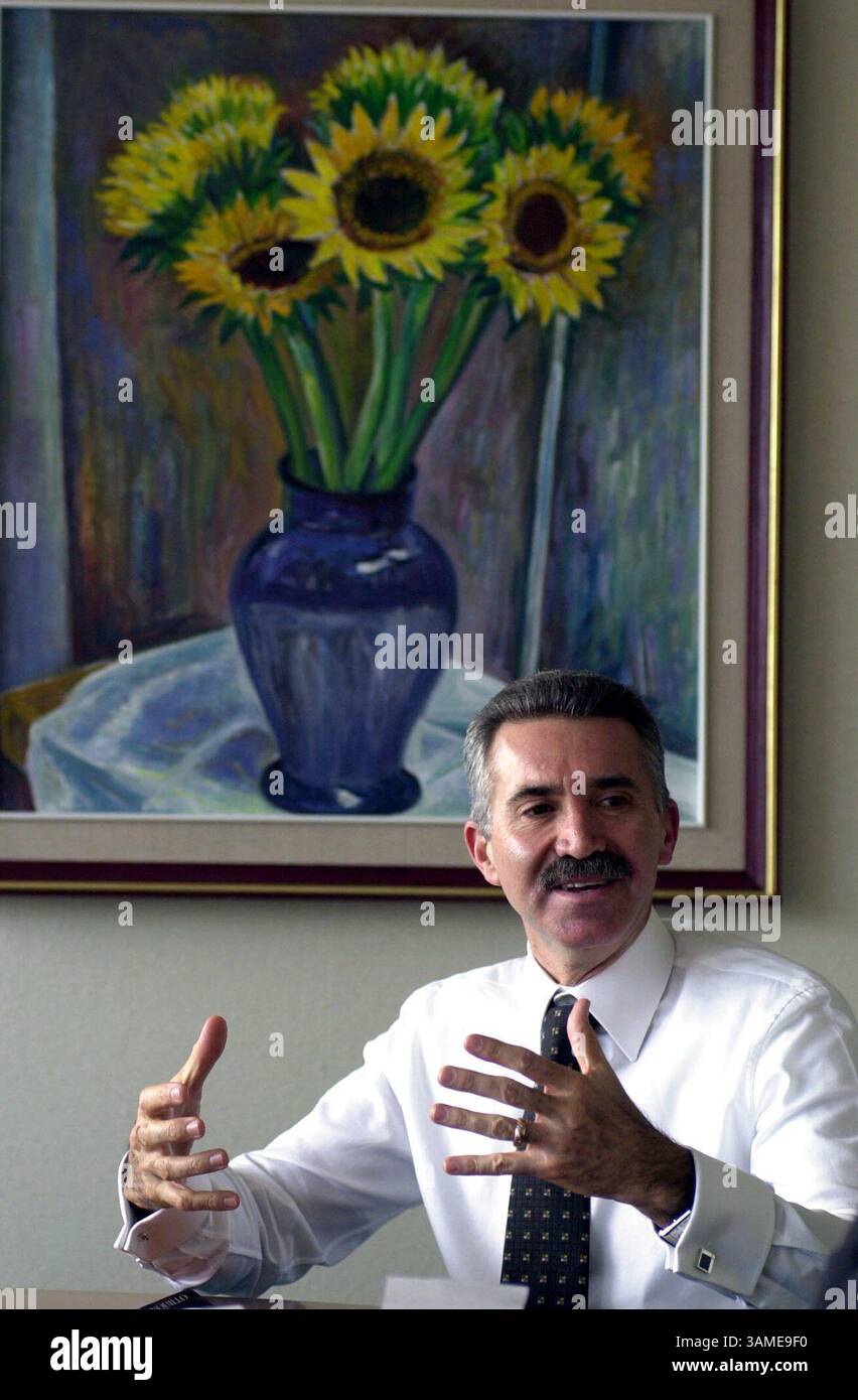 13. Dezember 2001 - USA - (KRT2) KRT WORLD NEWS STORY SLUGGED: MEXIKO KRT FOTO VON LUIS J. JIMENEZ/KRT (16. Januar) Institutional Revolutionary Party, (PRI), Politiker und ehemaliger Gouverneur des mexikanischen Bundesstaates Tabasco Roberto Madrazo spricht während eines Interviews am Donnerstag, 13. Dezember 2001 in seinem Büro in Mexiko-Stadt über mexikanische Politik. (KRT) AP NC KD BL 2002 (VERT.) (kn) (zusätzliche Fotos sind auf KRT Direct, KRT/Newscom oder auf Anfrage erhältlich) (Foto: © PHOTOGNOSOURCE/mct/ZUMAPRESS.com) Stockfoto
