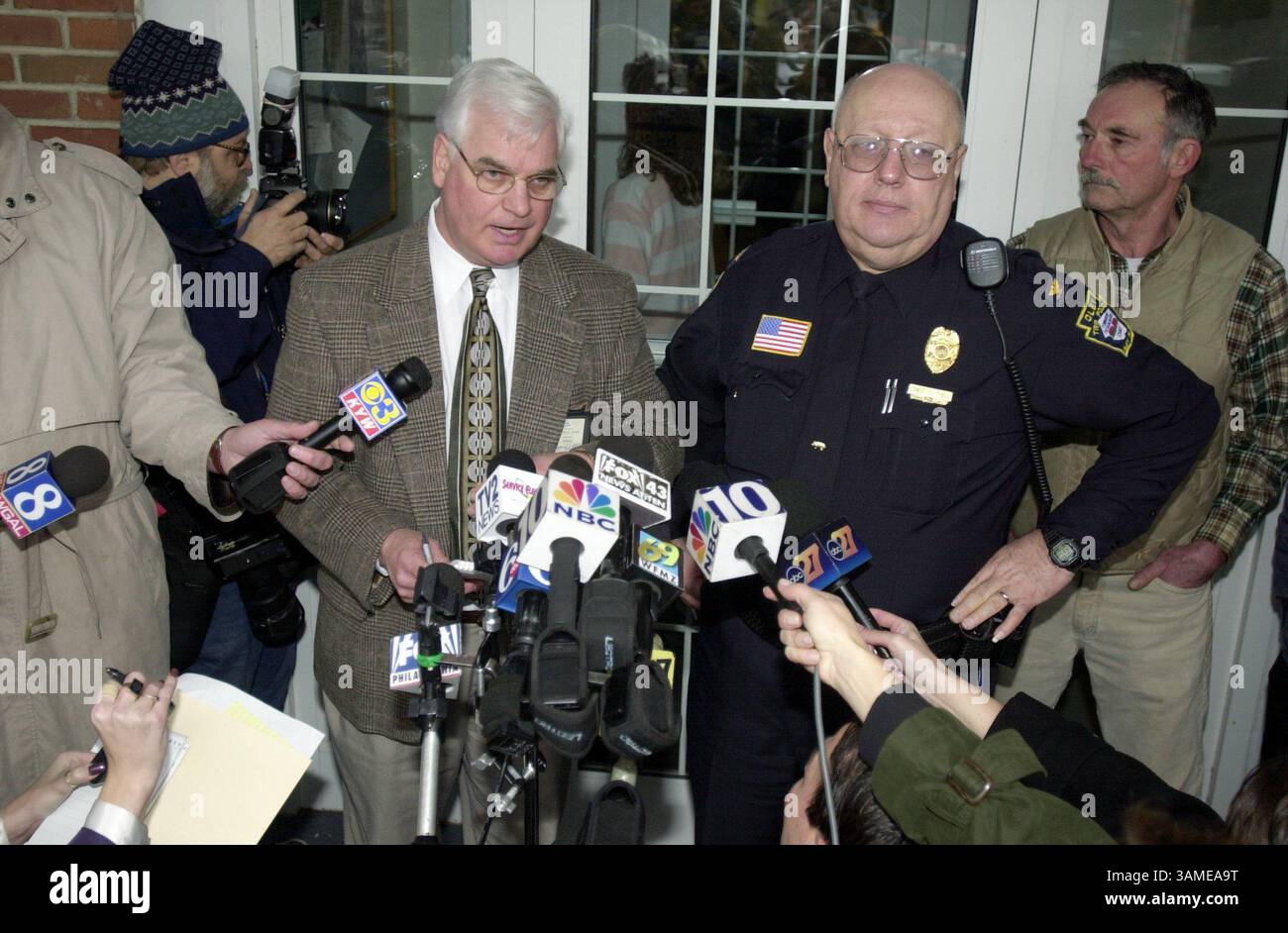 23. Januar 2002 - USA - KRT US-NACHRICHTENGESCHICHTE SCHLEPPTE: MISSINGBUS KRT FOTO VON DAVID SWANSON/PHILADELPHIA INQUIRER (24. Januar) OLEY, PA--- Sprecher der State Police Trooper Ray Albert links und Oley Police Chief George Endy rechts, geben in Oley, Pennsylvania bekannt, dass der Busfahrer Otto Nuss, in Maryland gefangen genommen wurde und die Passagierkinder Passagierkinder in Landover Hills, Maryland, sicher sind. (PH) BL NC KD 2002 (Horiz) (lde) (Kreditbild: © Philadelphia Inquirer/mct/ZUMAPRESS.com) Stockfoto