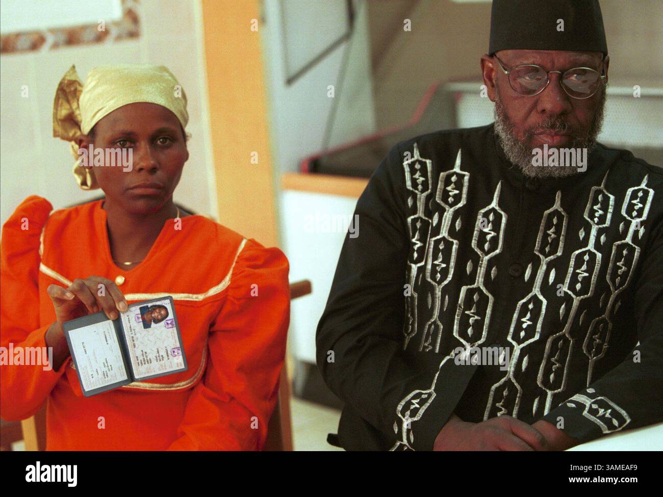 24. Januar 2002 - USA - KRT WORLD NEWS STORY SLUGGED: MITTE-SCHWARZE MUSLIME KRT FOTO VON SHARON ABBADY/KRT (24. Januar) Elkanann Ben-Israel, rechts, der Vater von Aharon Ben-Yisrael Ellis, dem ersten Terroropfer der Schwarzhebräer-Gemeinschaft, sitzt mit einem nicht identifizierten Familienmitglied, das kürzlich ihre israelische Ausweiskarte in Dimona, Israel hält. Die schwarzhebräische Gemeinschaft hat einen dreißig Jahre andauernden Streit mit der israelischen Regierung über die formelle Anerkennung als israelische Staatsbürger. (KRT) NC KD BL 2002 (HORIZ.) (kn) (Bild: © PHOTOGNOSOURCE/mct/ZUMAPRESS.com) Stockfoto