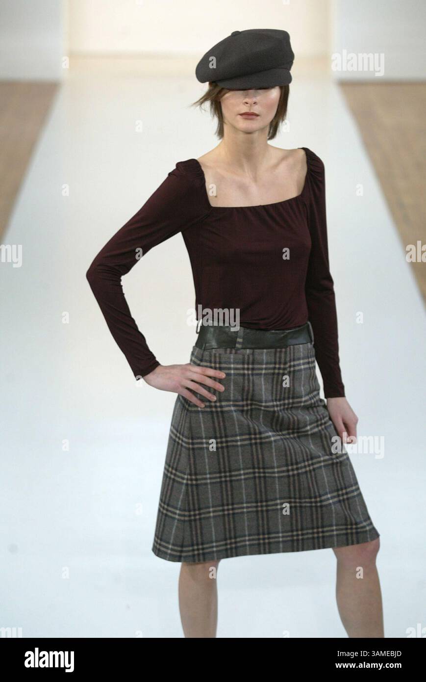 12. Februar 2002 - USA - KRT FASHION STORY SLUGGED: SINCHOI KRT FOTO VON TODD PLITT/KRT (12. Februar) NEW YORK -- Ein Model trägt bei der Vorstellung der neuen Linie von Shin Choi am Dienstag, 12. Februar 2002 einen T-Ausschnitt und einen Faltenrock in Burgund. (KRT) NC KD BL 2002 (Vert) (gsb) (Kreditbild: © PHOTOGNOSOURCE/mct/ZUMAPRESS.com) Stockfoto