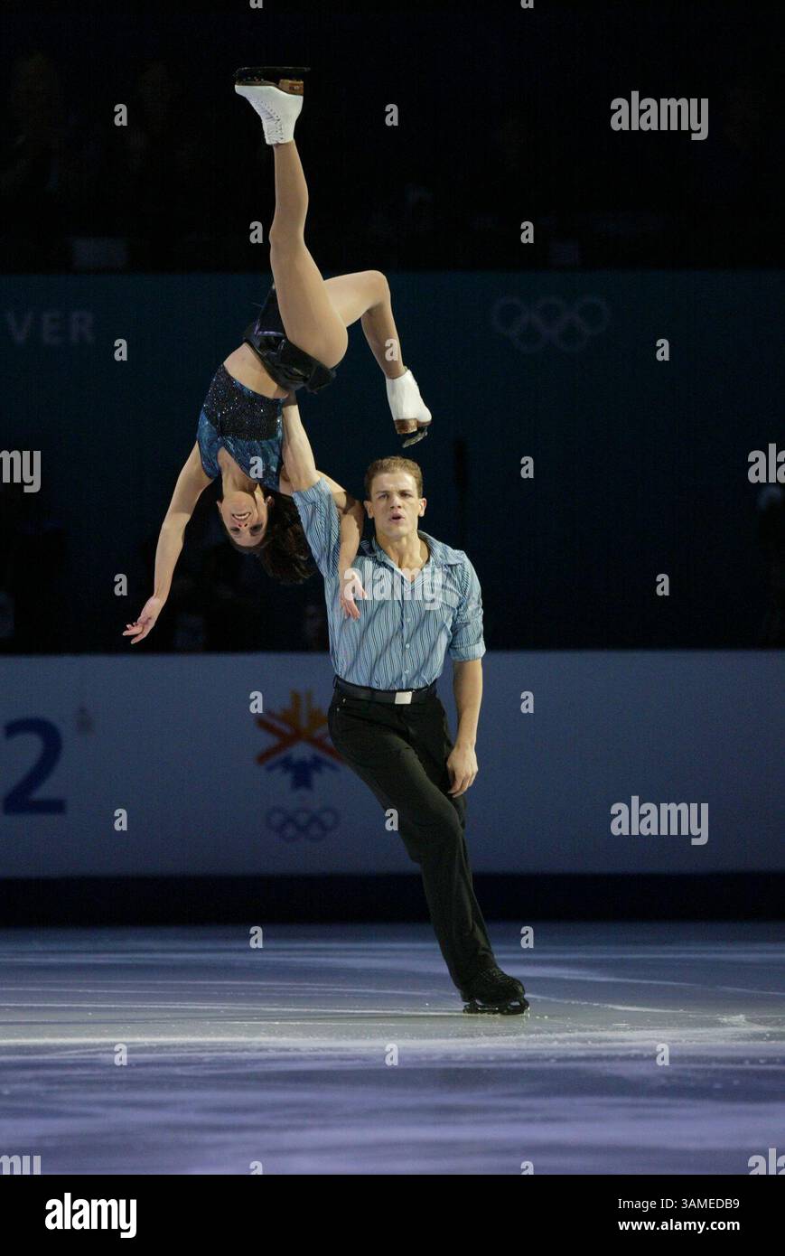 22. Februar 2002 - USA - (KRt105) KRT SPORTS STORY SLUGGED: OLY-FIGUR KRT FOTO VON MERI SIMON/SAN JOSE MERCURY NEWS (22. Februar) SALT LAKE CITY, UT-- Kanadas Jamie Sale und David Pelletier treten am Eiskunstlauf-Ausstellungsprogramm im Salt Lake Ice Center auf, Freitag, 22. Februar 2002. (SJ) BL NC KD 2002 (Vert) (lde)(zusätzliche Fotos verfügbar auf KRT Direct, KRT/NewsCom oder auf Anfrage) (Bild: © San Jose Mercury News/mct/ZUMAPRESS.com) Stockfoto