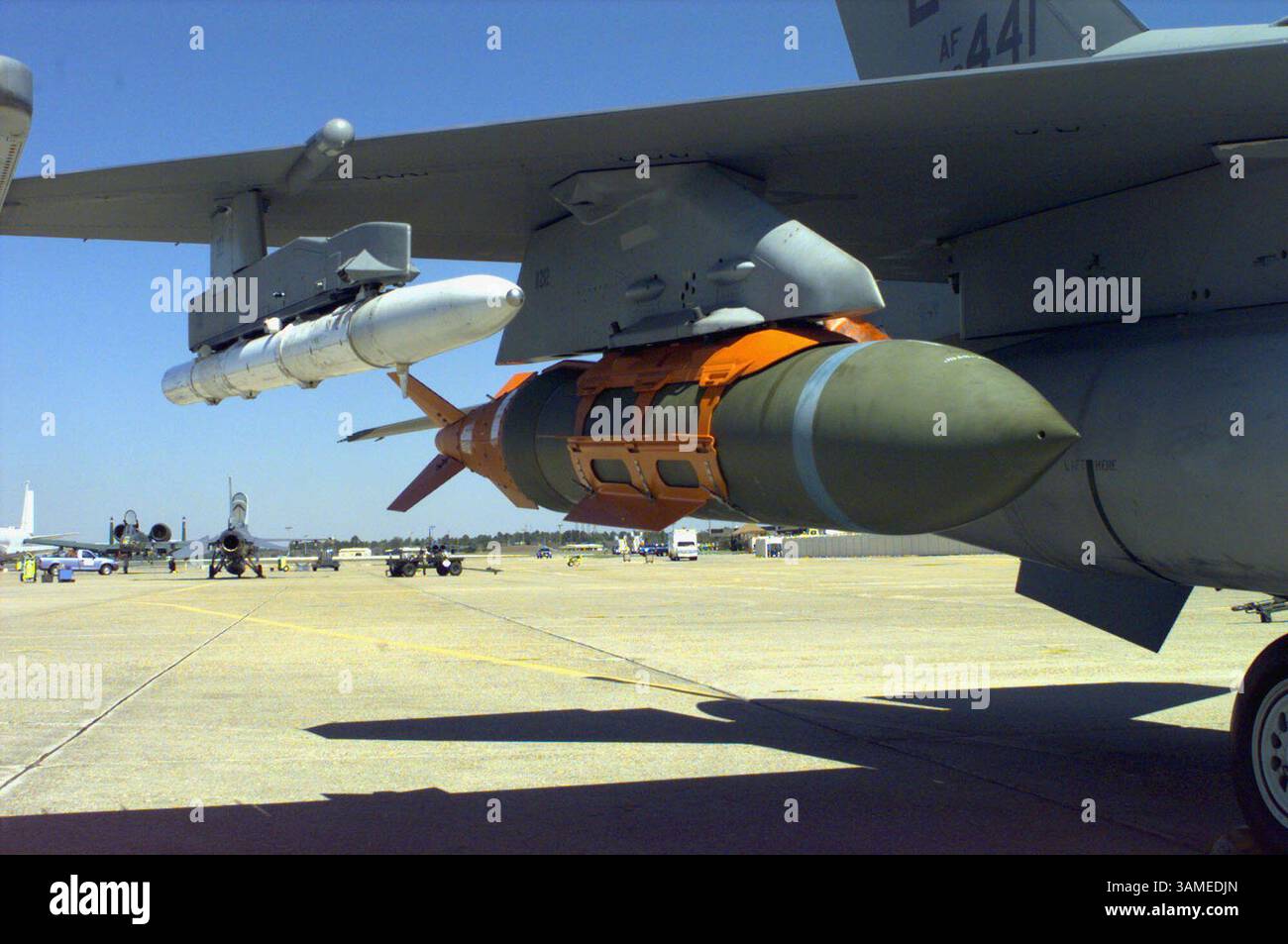 5. März 2002 - USA - KRT US NEWS STORY SLUGGED: ATTACK-TECHNOLOGY KRT FOTO MIT FREUNDLICHER GENEHMIGUNG DES VERTEIDIGUNGSMINISTERIUMS (6. März) Eine JDAM (Joint Direct Attack Munitions), eine präzise gesteuerte Bombe, die an einem F-18-Kampfflugzeug für den Einsatz in Afghanistan befestigt ist. Diese ''''''Smart Bombe'''' kann von Lasern und Global Positioning Satelliten aus einer sicheren Entfernung von 24 Meilen bei jedem Wetter genau auf ihre Ziele gerichtet werden. (KRT) NC KD BL 2002 (HORIZ.) (kn) (Kreditbild: © Verteidigungsministerium/mct/ZUMAPRESS.com) Stockfoto