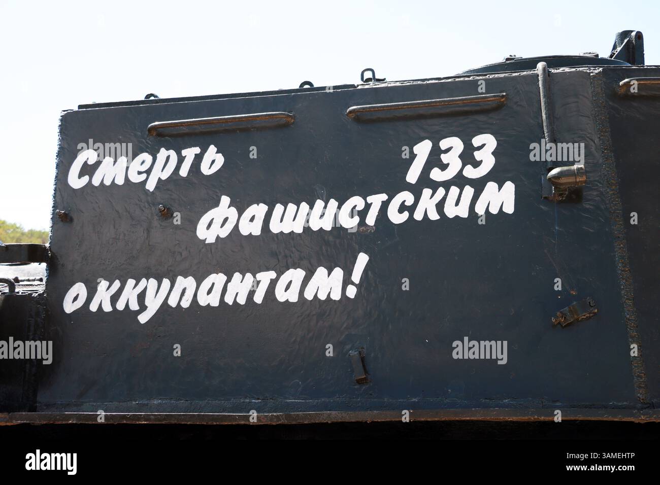 Sowjetischer Panzer aus dem zweiten weltkrieg mit gemaltem Slogan und Nummer 133. Stockfoto